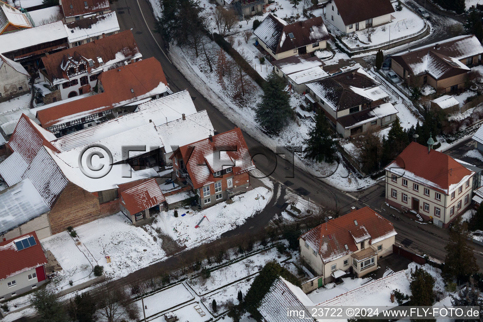 Hergersweiler dans le département Rhénanie-Palatinat, Allemagne du point de vue du drone