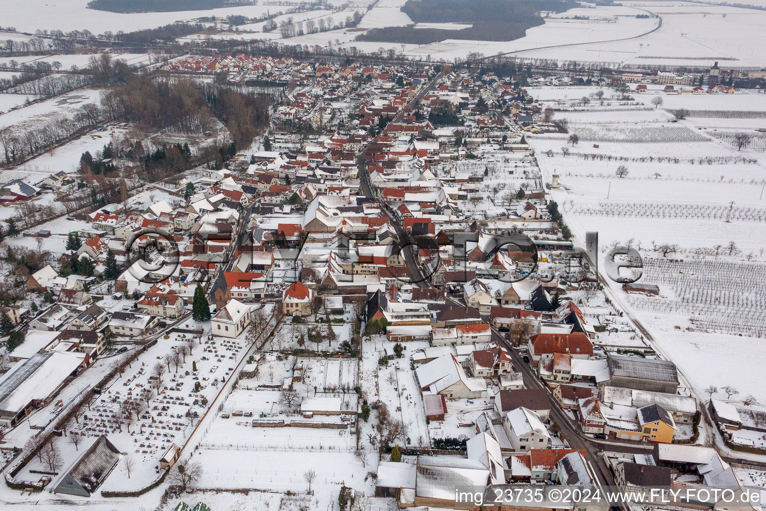 Vue aérienne de Champs agricoles et terres agricoles enneigés en hiver à Winden dans le département Rhénanie-Palatinat, Allemagne