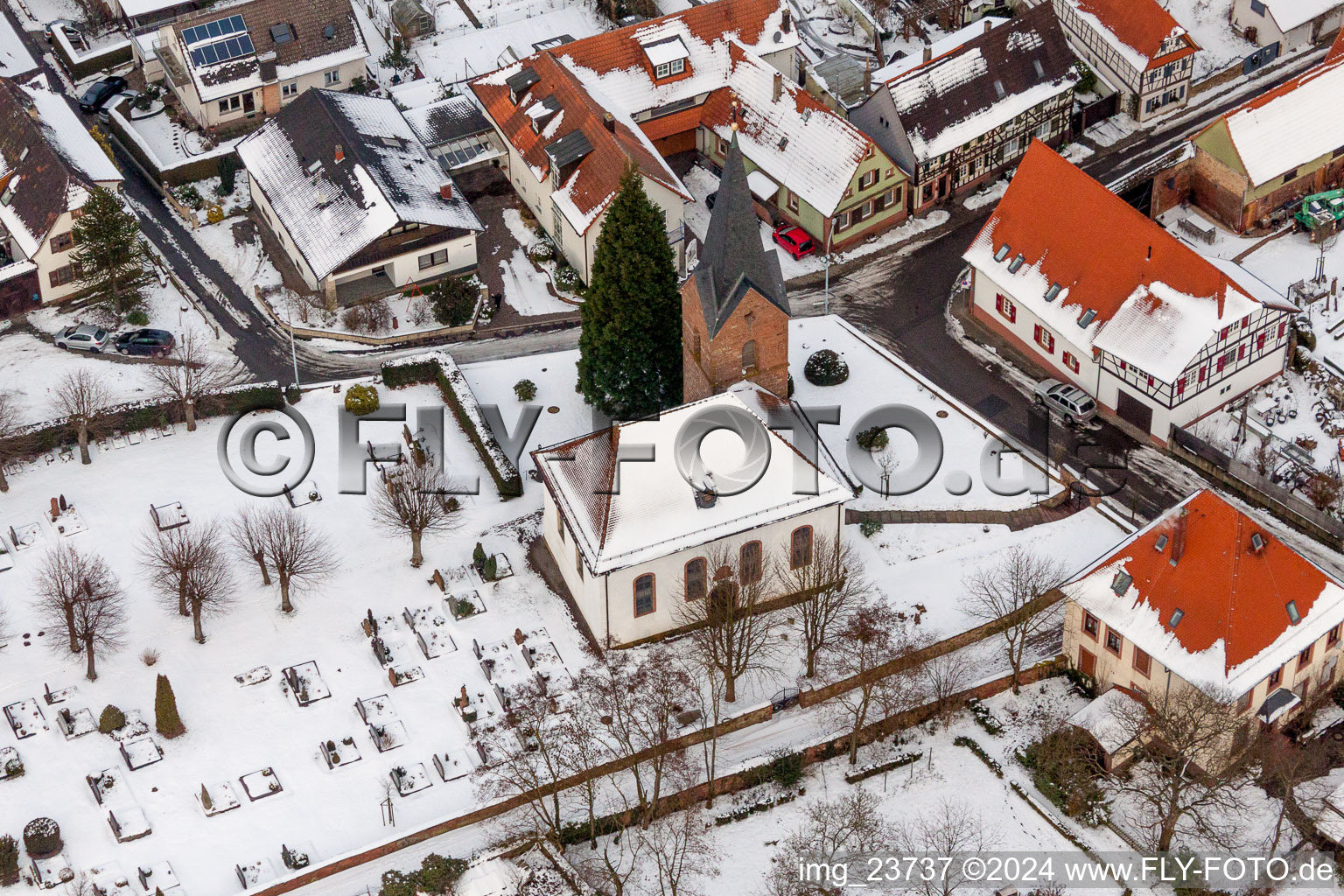 Vue aérienne de Églises et cimetière enneigés en hiver au centre du village à Winden dans le département Rhénanie-Palatinat, Allemagne