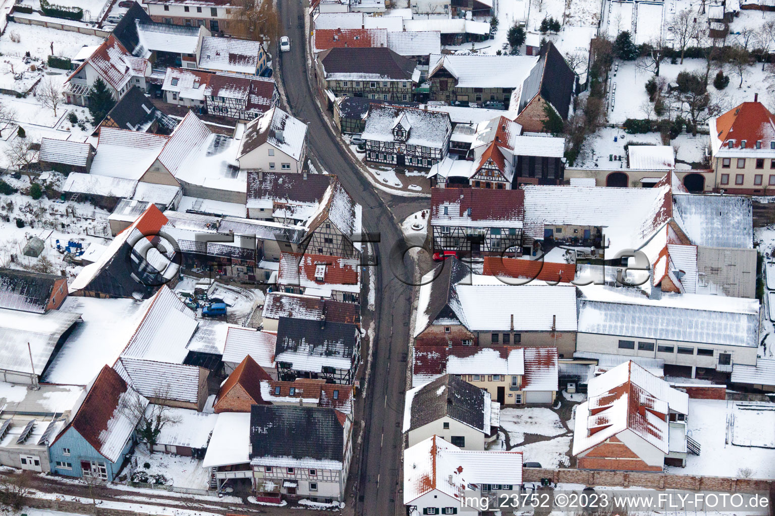 Vue aérienne de L'hôtel de ville à Winden dans le département Rhénanie-Palatinat, Allemagne