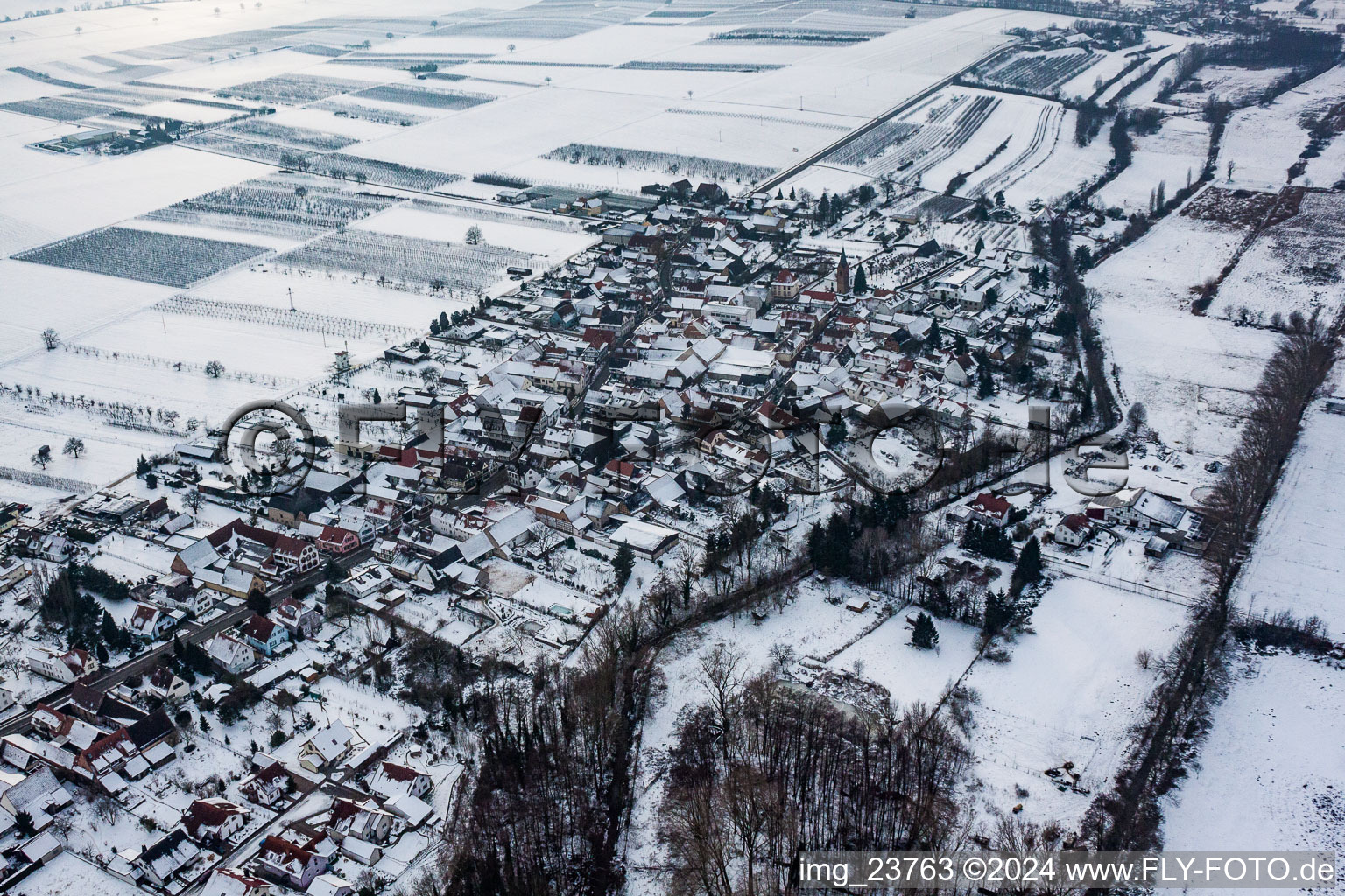 Vue aérienne de Champs agricoles et terres agricoles enneigés en hiver à Winden dans le département Rhénanie-Palatinat, Allemagne