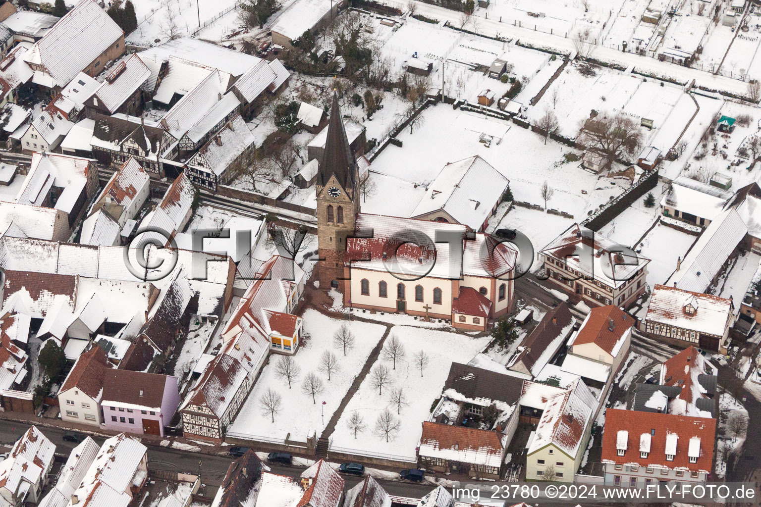 Vue aérienne de Église catholique enneigée en hiver au centre du village à Steinweiler dans le département Rhénanie-Palatinat, Allemagne