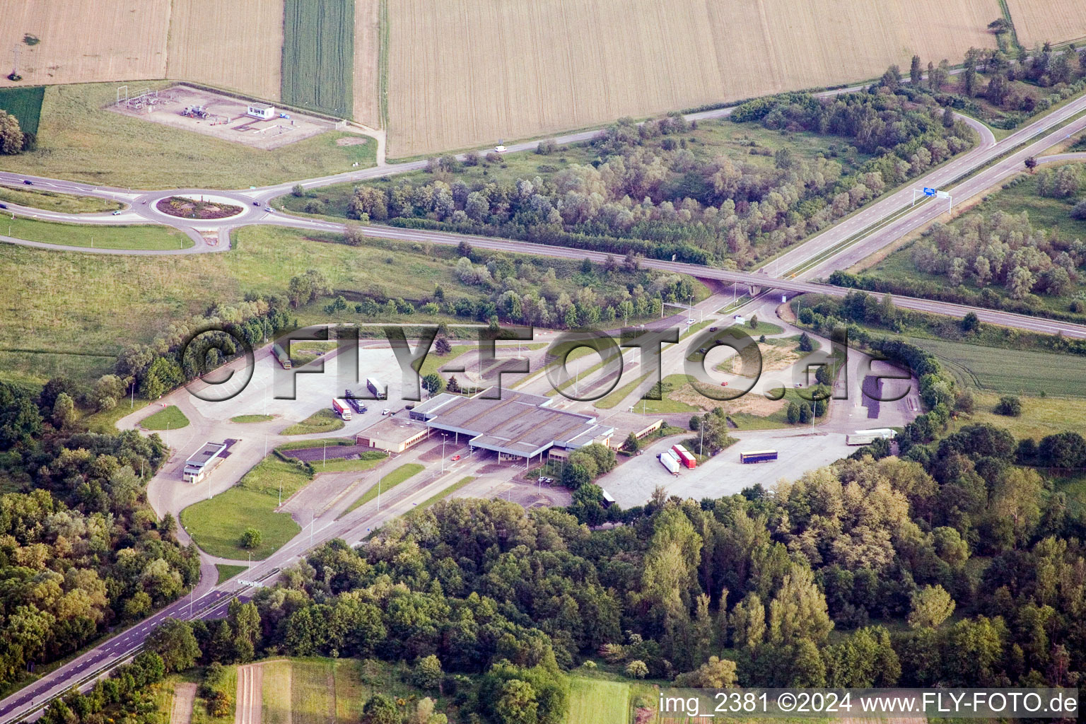 Vue aérienne de Poste frontière B9 à Lauterbourg dans le département Bas Rhin, France