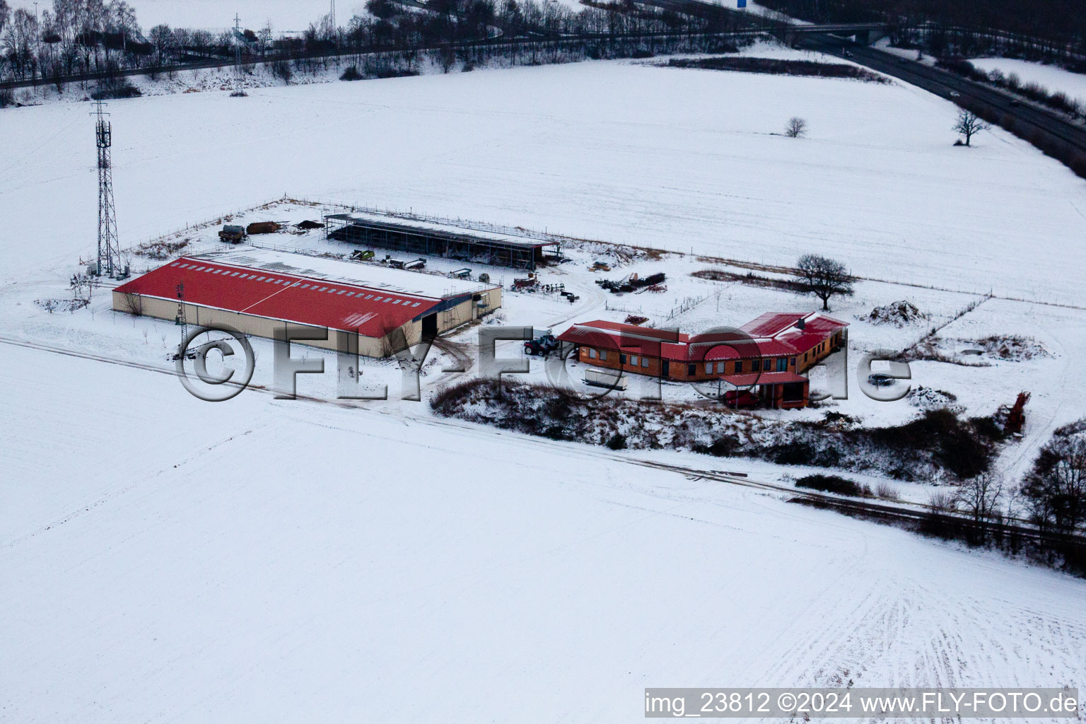 Vue aérienne de Ferme d'œufs de ferme de poulets en hiver avec de la neige à Erlenbach bei Kandel dans le département Rhénanie-Palatinat, Allemagne