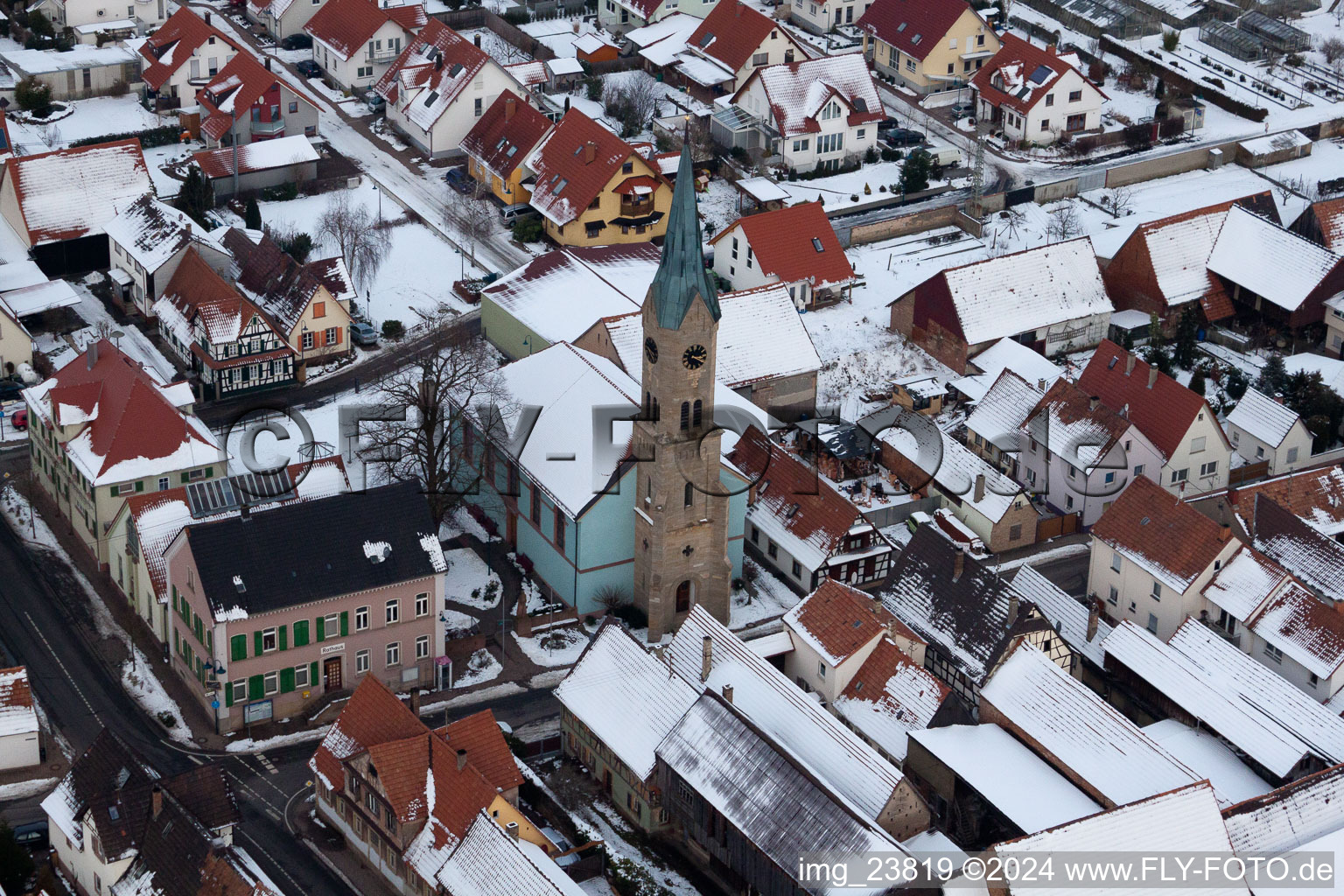 Vue aérienne de Église protestante, mairie à Erlenbach bei Kandel dans le département Rhénanie-Palatinat, Allemagne