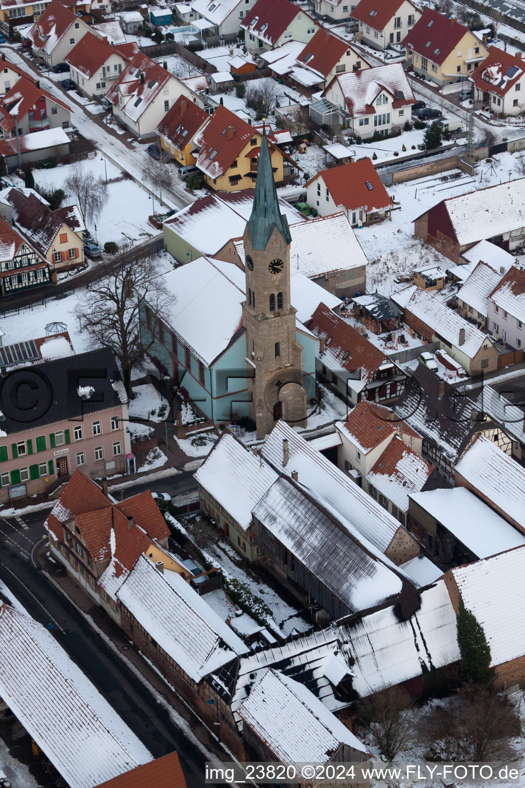 Vue aérienne de Église protestante, mairie à Erlenbach bei Kandel dans le département Rhénanie-Palatinat, Allemagne