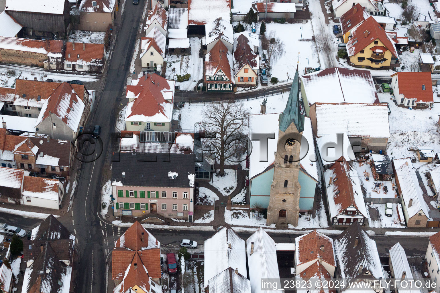 Vue oblique de Église protestante, mairie à Erlenbach bei Kandel dans le département Rhénanie-Palatinat, Allemagne