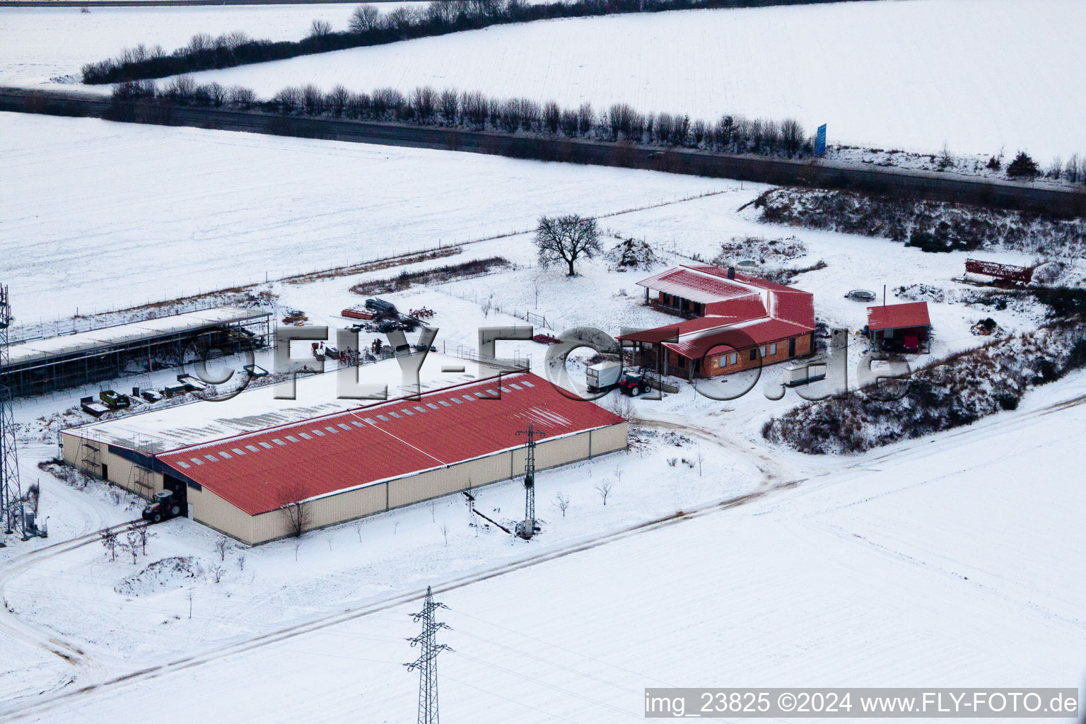 Vue aérienne de Ferme d'œufs de ferme de poulets en hiver avec de la neige à Erlenbach bei Kandel dans le département Rhénanie-Palatinat, Allemagne