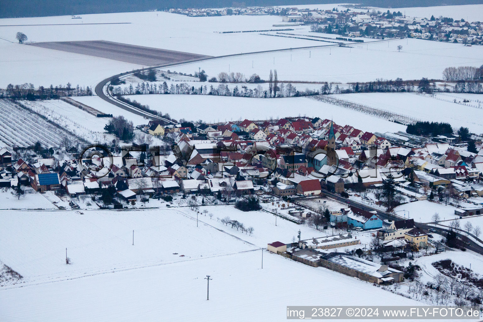 Vue aérienne de En hiver quand il y a de la neige du sud à Erlenbach bei Kandel dans le département Rhénanie-Palatinat, Allemagne