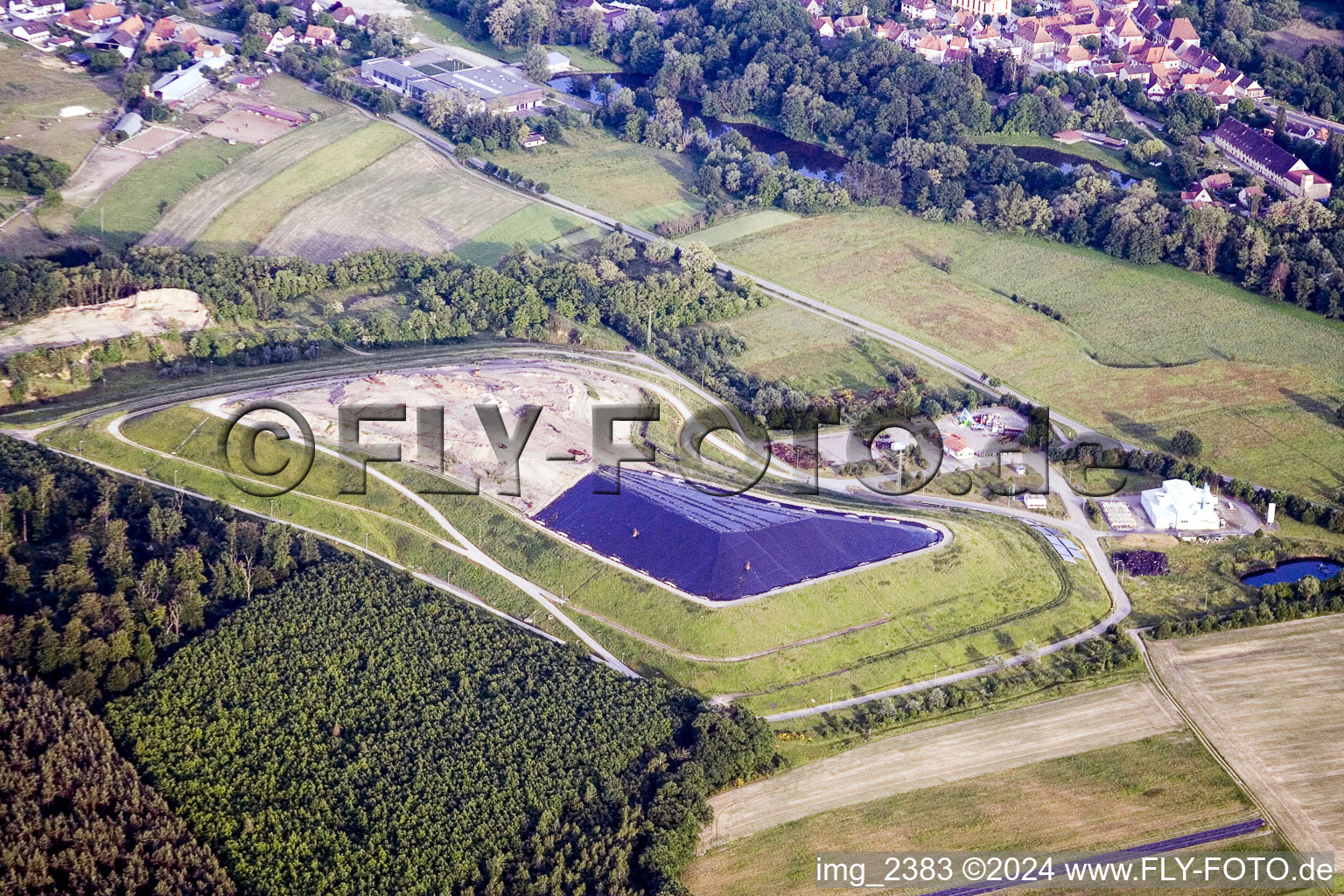 Vue aérienne de Site de la décharge entassée dans le district de Germersheim (Palatinat) à Berg dans le département Rhénanie-Palatinat, Allemagne