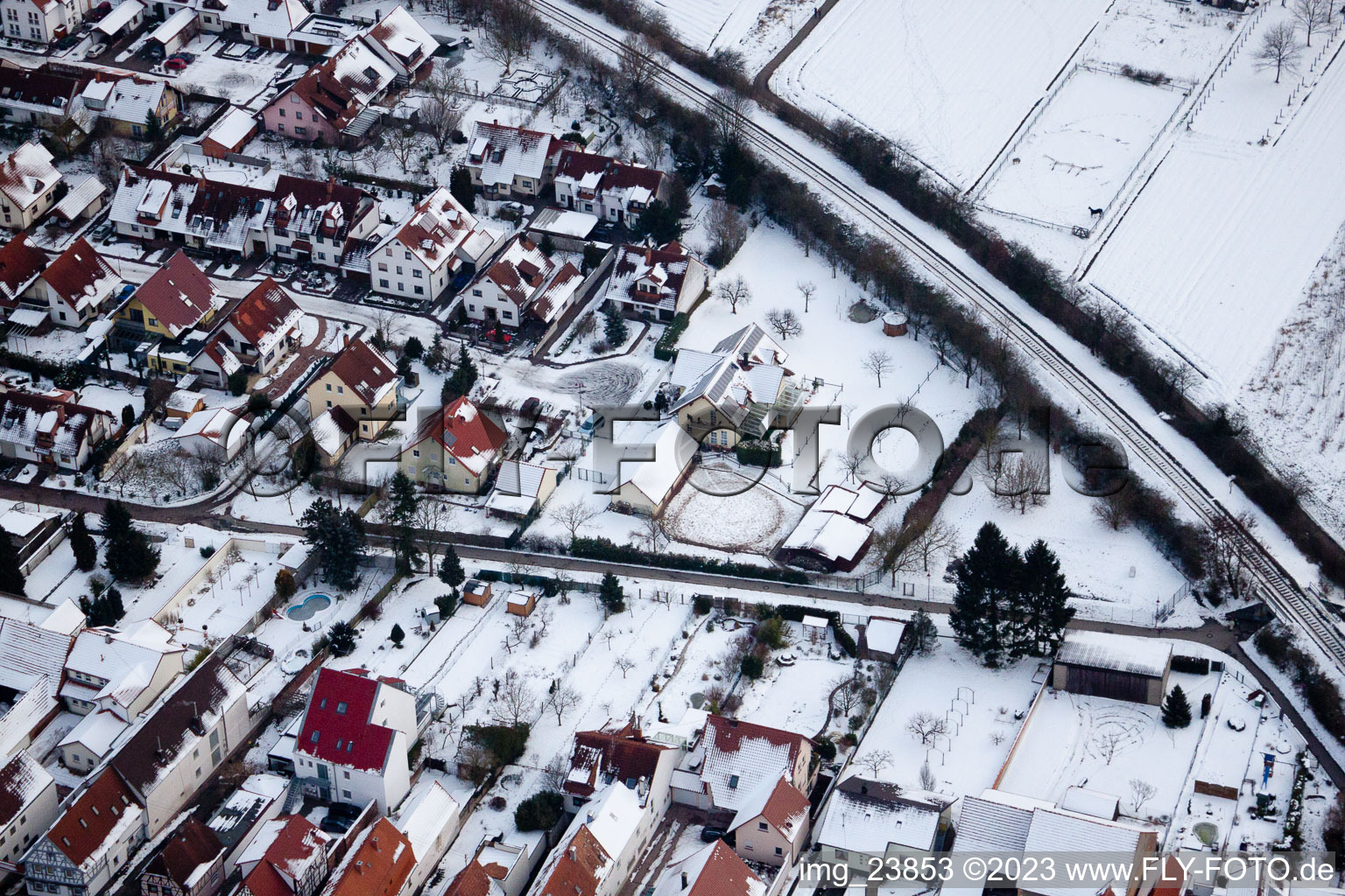 Vivre près de la ville à Kandel dans le département Rhénanie-Palatinat, Allemagne vue d'en haut