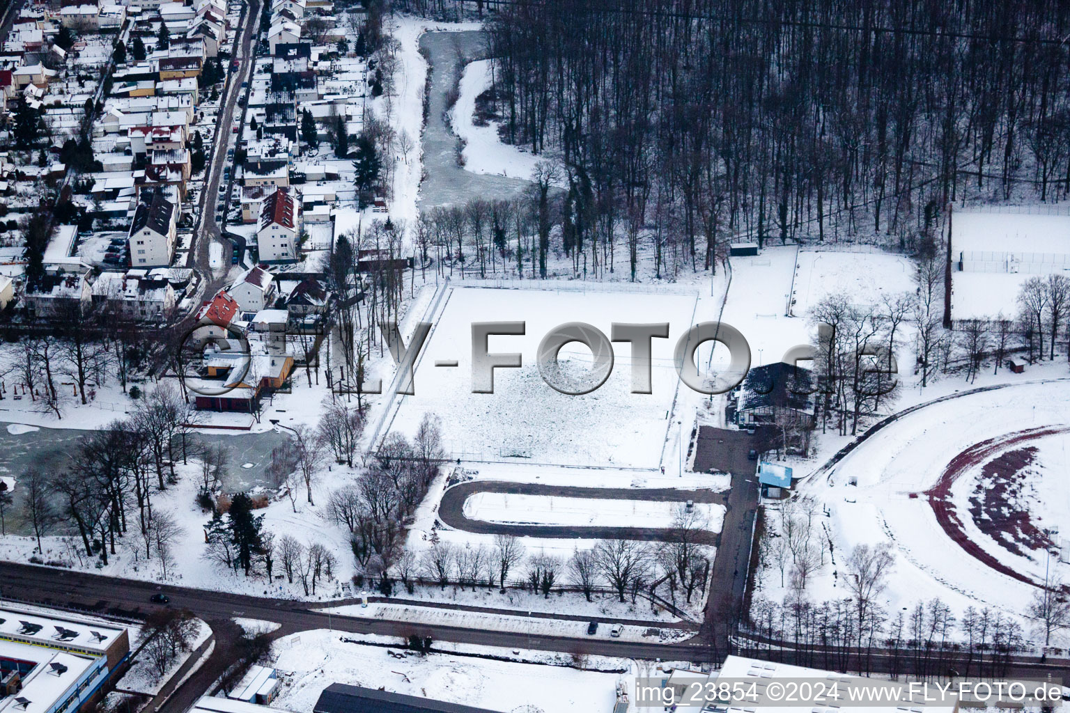 Vue aérienne de Bienwaldstadion : le nouveau terrain en gazon synthétique, recouvert de neige à Kandel dans le département Rhénanie-Palatinat, Allemagne