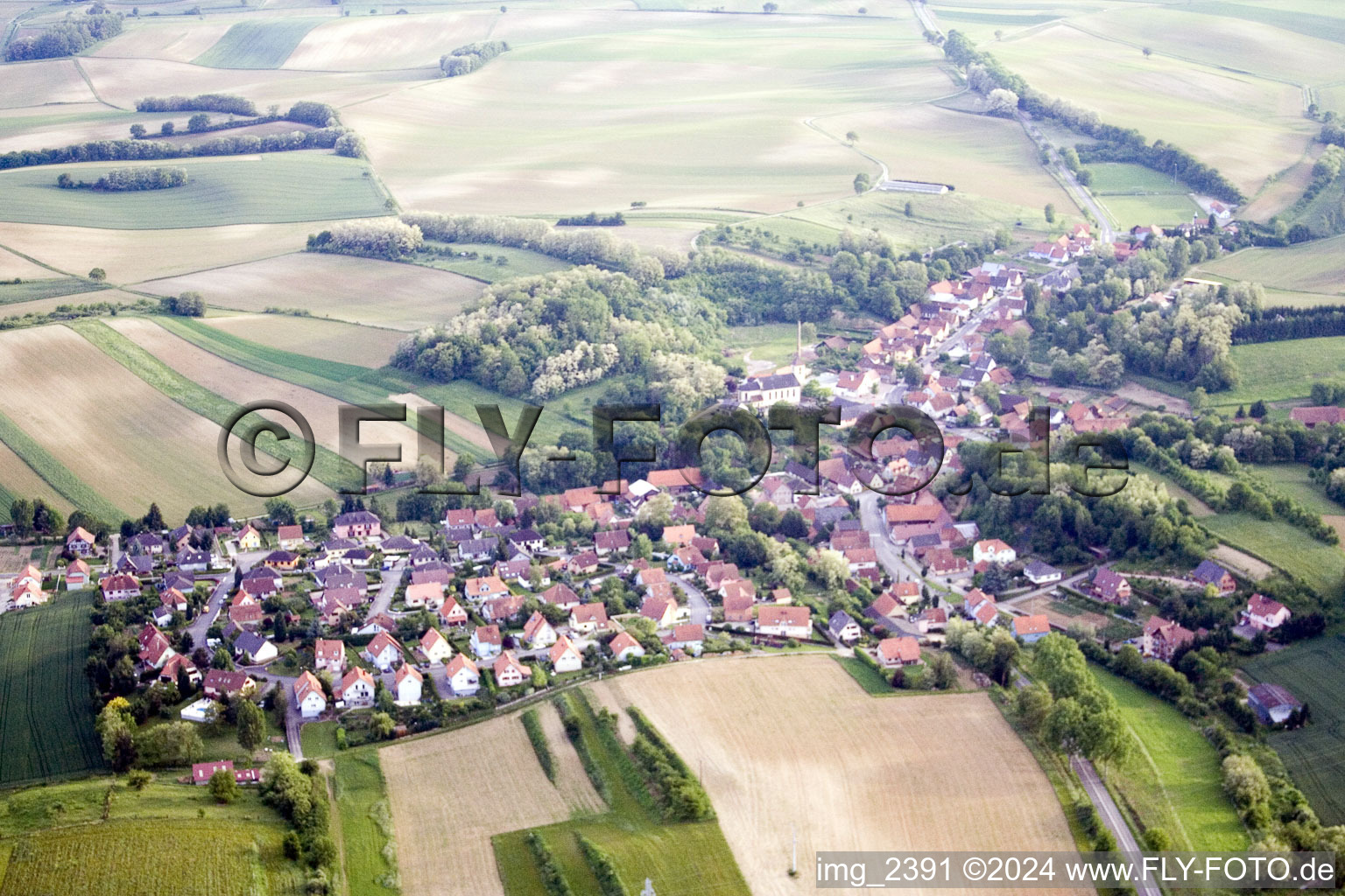 Neewiller-près-Lauterbourg dans le département Bas Rhin, France du point de vue du drone