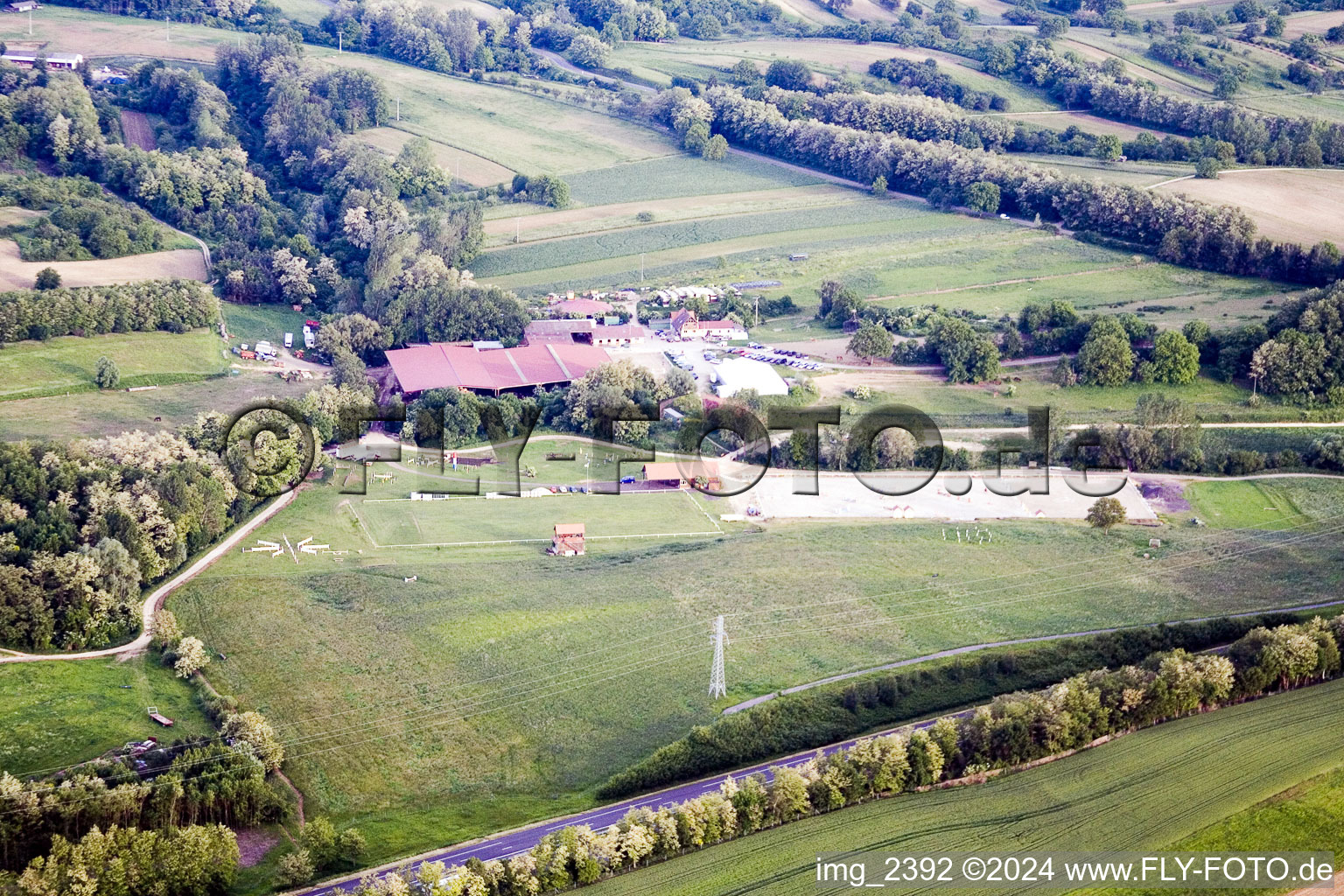 Vue aérienne de Ferme équestre à Neewiller-près-Lauterbourg dans le département Bas Rhin, France