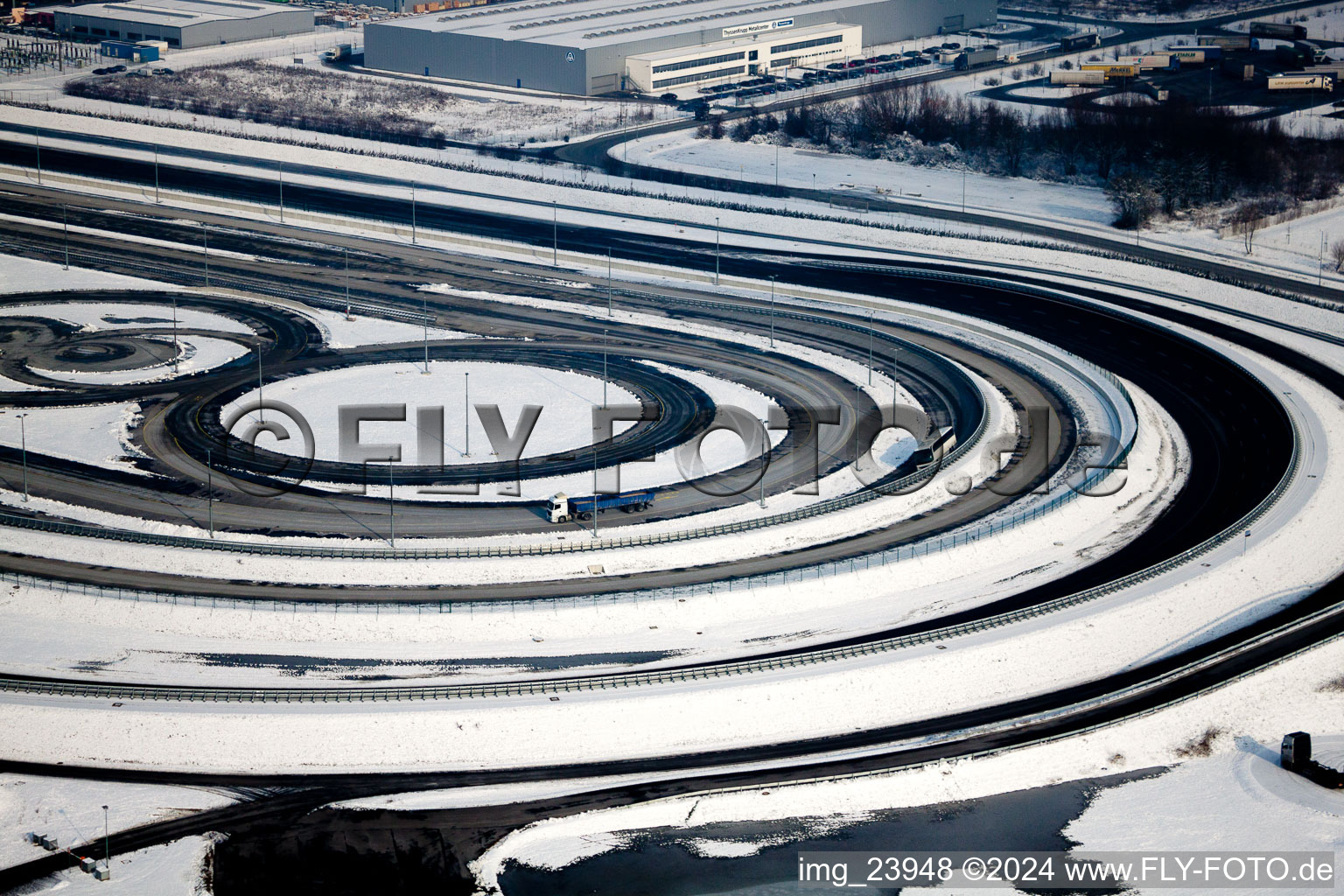 Vue oblique de Zone industrielle d'Oberwald, piste d'essai de camions Daimler avec pneus hiver ? à Wörth am Rhein dans le département Rhénanie-Palatinat, Allemagne