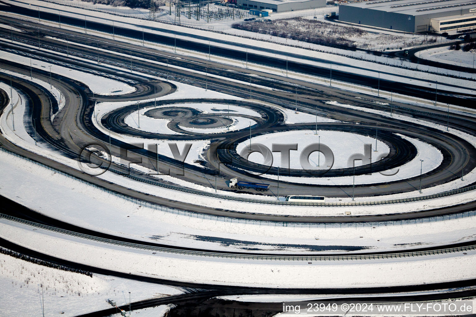 Zone industrielle d'Oberwald, piste d'essai de camions Daimler avec pneus hiver ? à Wörth am Rhein dans le département Rhénanie-Palatinat, Allemagne d'en haut