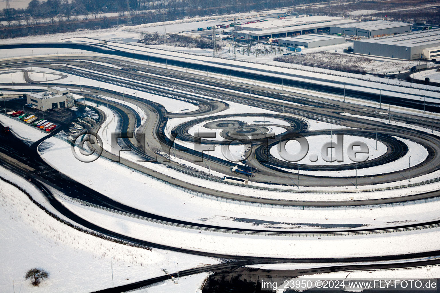 Zone industrielle d'Oberwald, piste d'essai de camions Daimler avec pneus hiver ? à Wörth am Rhein dans le département Rhénanie-Palatinat, Allemagne hors des airs