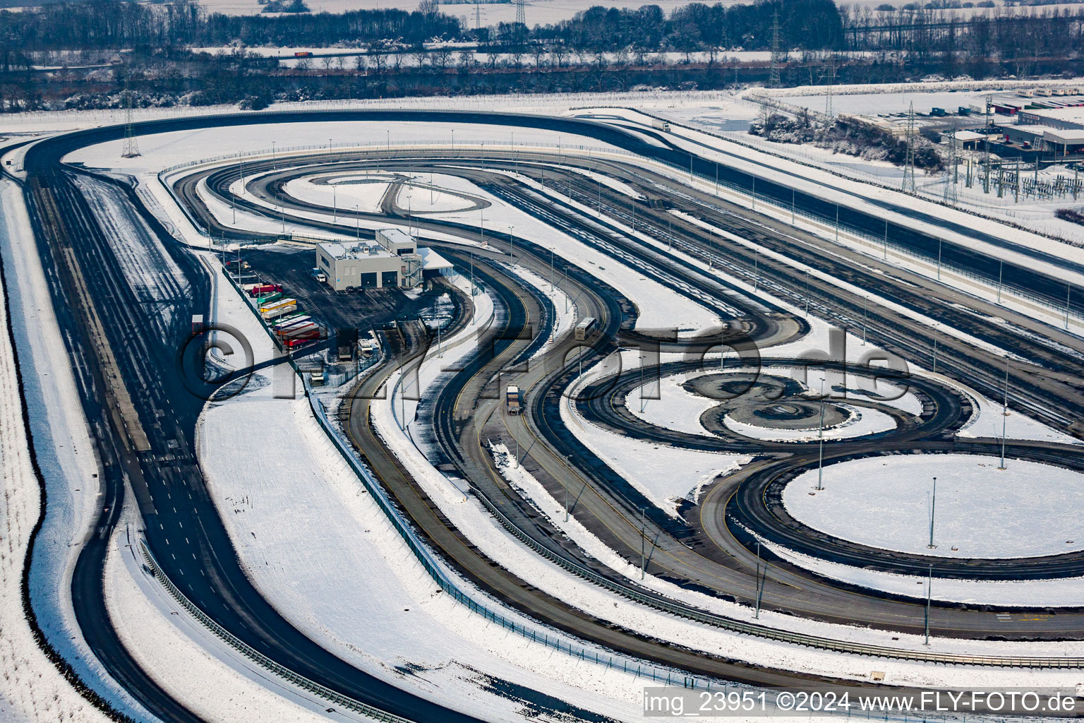 Vue aérienne de Circuit enneigé en hiver du site d'essais de camions Daimler dans la zone industrielle de Wörth-Oberwald à Wörth am Rhein dans le département Rhénanie-Palatinat, Allemagne