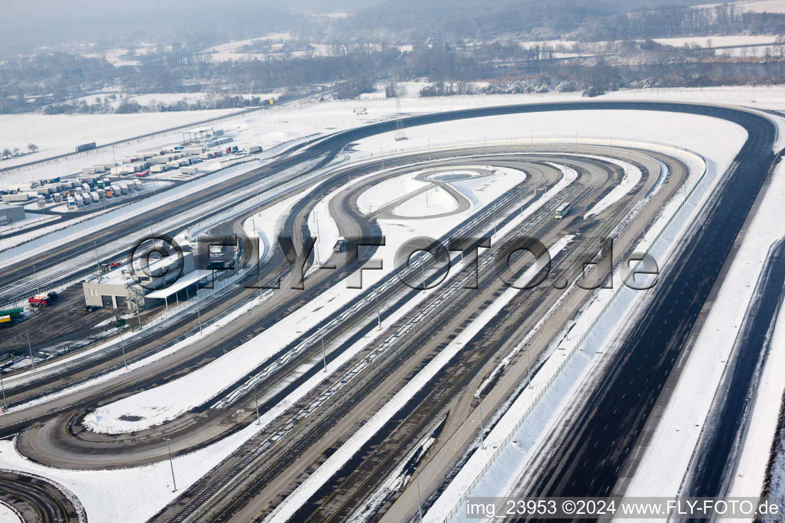 Zone industrielle d'Oberwald, piste d'essai de camions Daimler avec pneus hiver ? à Wörth am Rhein dans le département Rhénanie-Palatinat, Allemagne depuis l'avion