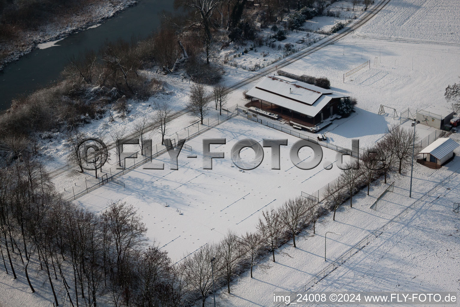 Photographie aérienne de Terrain de sport à Neupotz dans le département Rhénanie-Palatinat, Allemagne