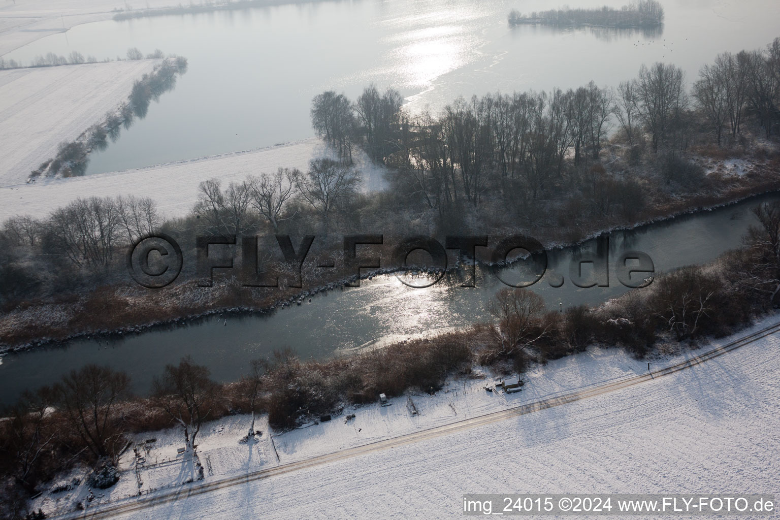 Vue aérienne de Vieux Rhin en hiver à Neupotz dans le département Rhénanie-Palatinat, Allemagne