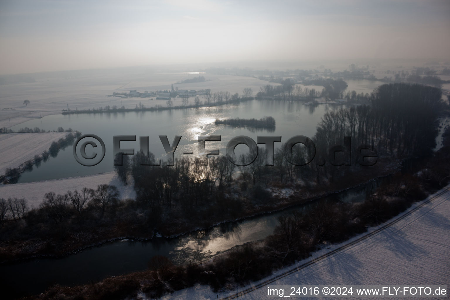 Vue aérienne de Vieux Rhin en hiver à Neupotz dans le département Rhénanie-Palatinat, Allemagne