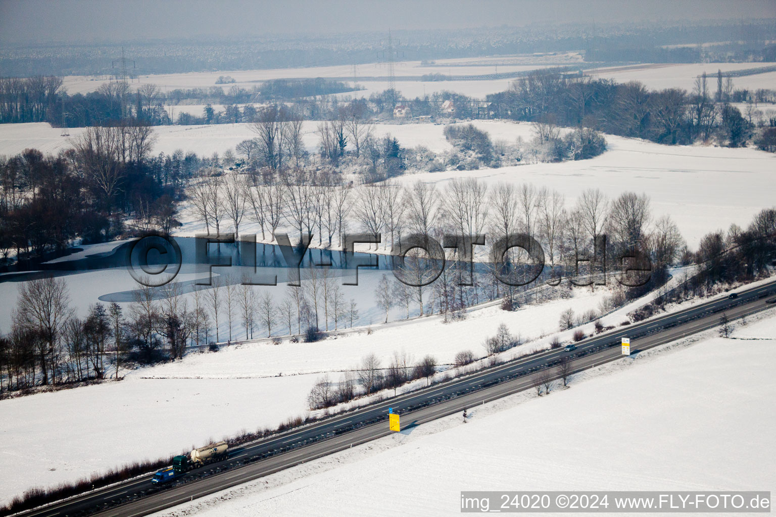 Vue aérienne de Pause hivernale au lac de la carrière à Rheinzabern dans le département Rhénanie-Palatinat, Allemagne