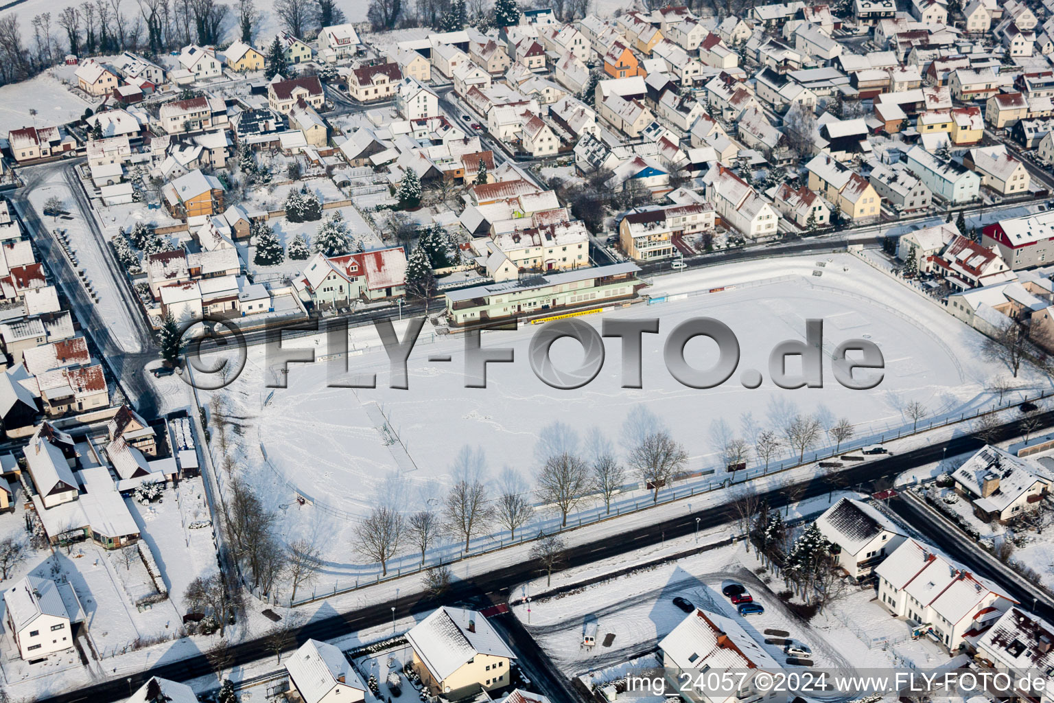 Vue aérienne de Terrain de sport enneigé en hiver - terrain de football du club sportif Olympia à Rheinzabern dans le département Rhénanie-Palatinat, Allemagne