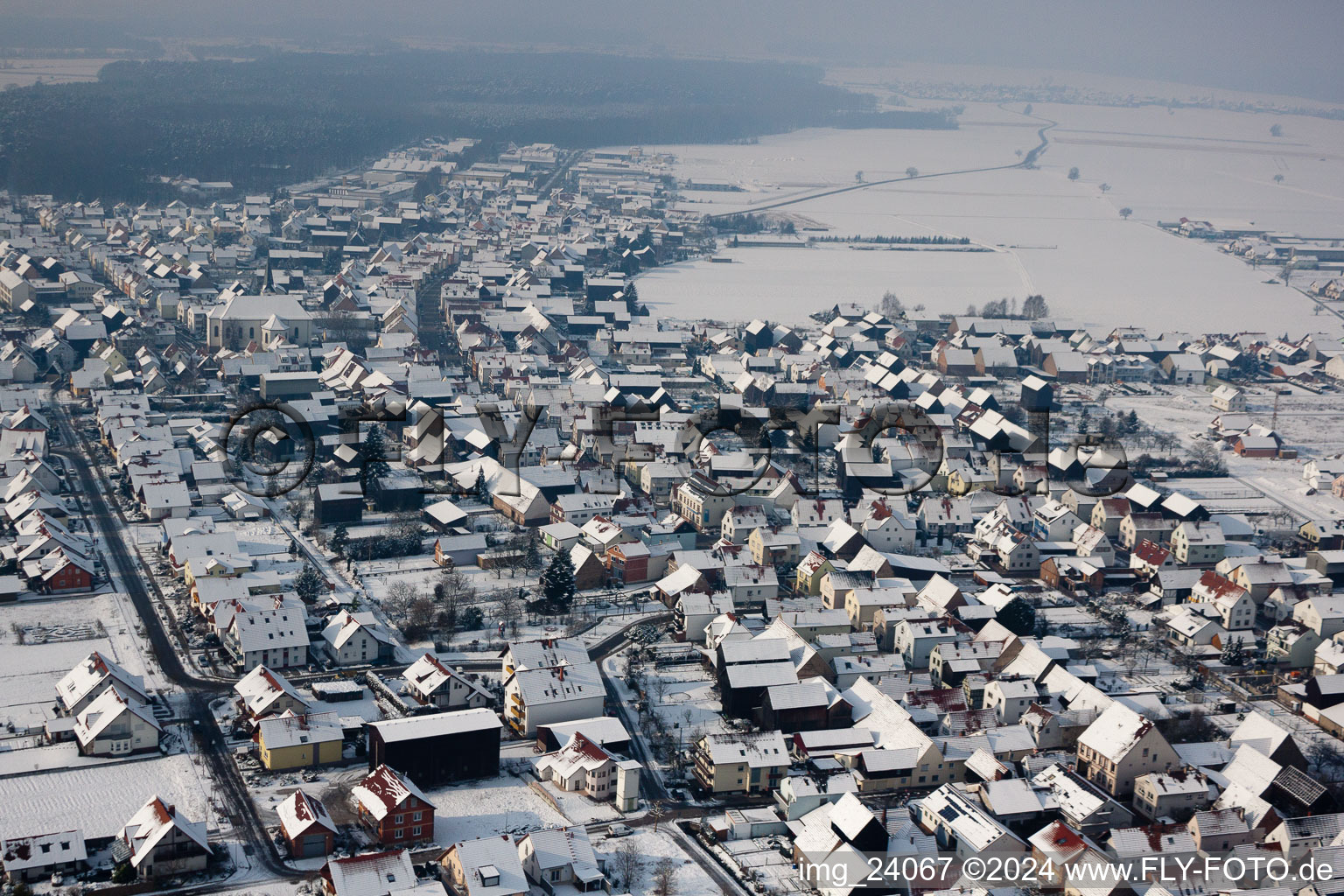 Vue aérienne de Champs agricoles et terres agricoles enneigés en hiver à Hatzenbühl dans le département Rhénanie-Palatinat, Allemagne