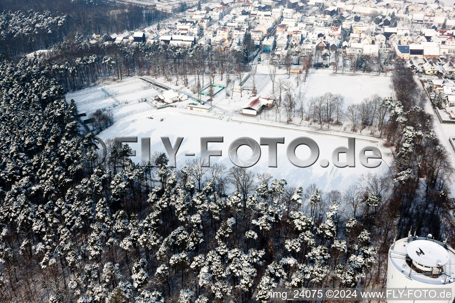 Vue aérienne de Terrain de sport à Hatzenbühl dans le département Rhénanie-Palatinat, Allemagne