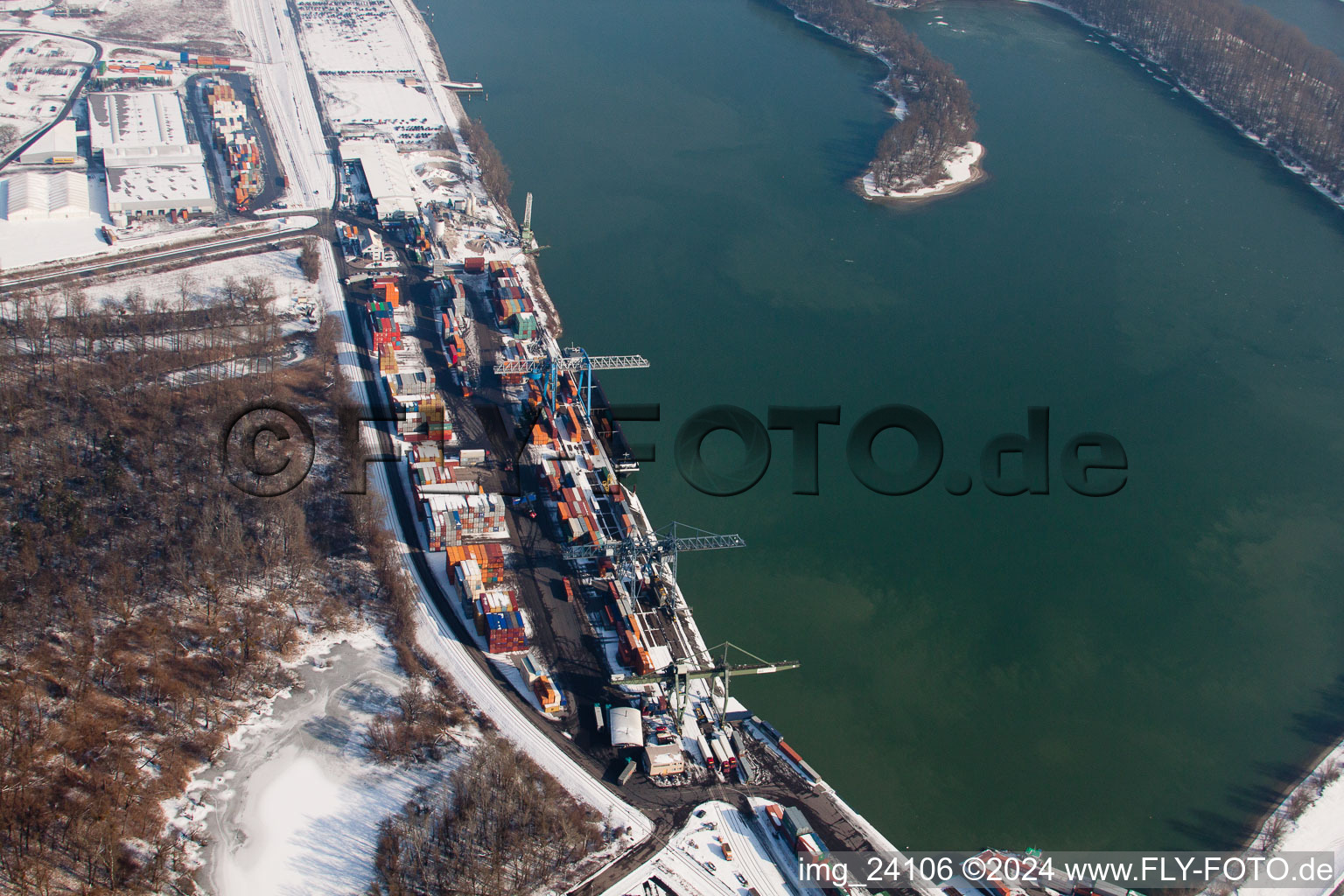 Vue aérienne de Port à conteneurs à Wörth am Rhein dans le département Rhénanie-Palatinat, Allemagne