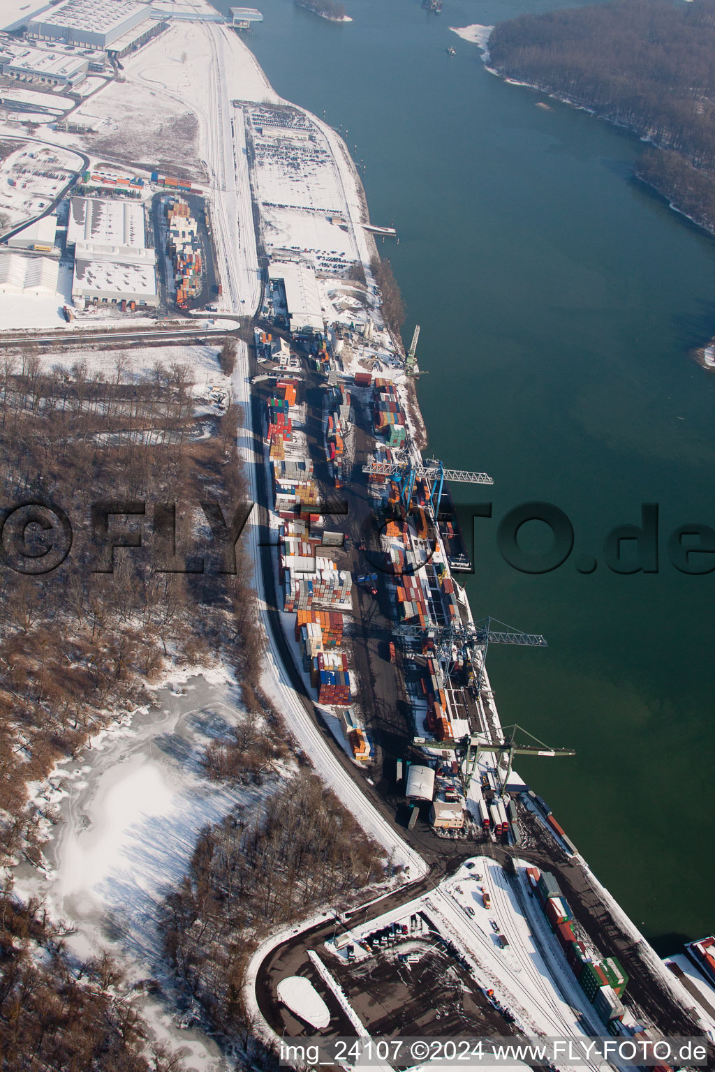 Vue aérienne de Port à conteneurs à Wörth am Rhein dans le département Rhénanie-Palatinat, Allemagne