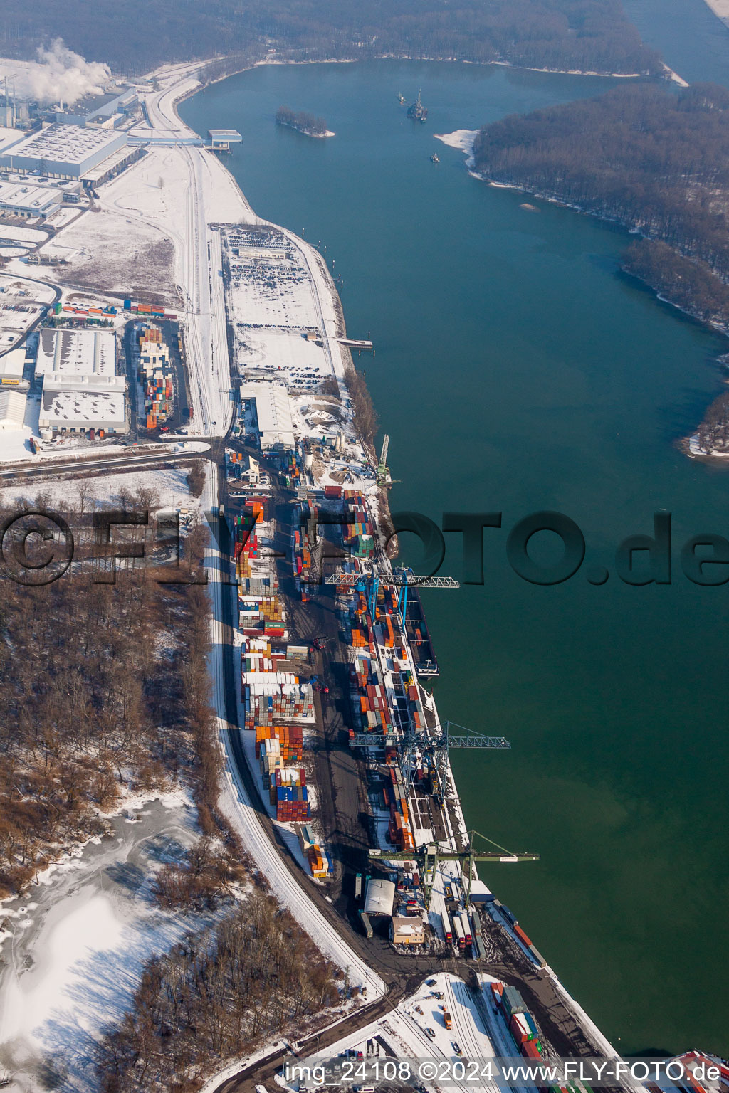 Vue aérienne de Terminal à conteneurs enneigé en hiver dans le port à conteneurs de Contargo Wörth-Karlsruhe GmbH sur le Rhin dans la zone industrielle de Wörth-Oberwald à Wörth am Rhein dans le département Rhénanie-Palatinat, Allemagne