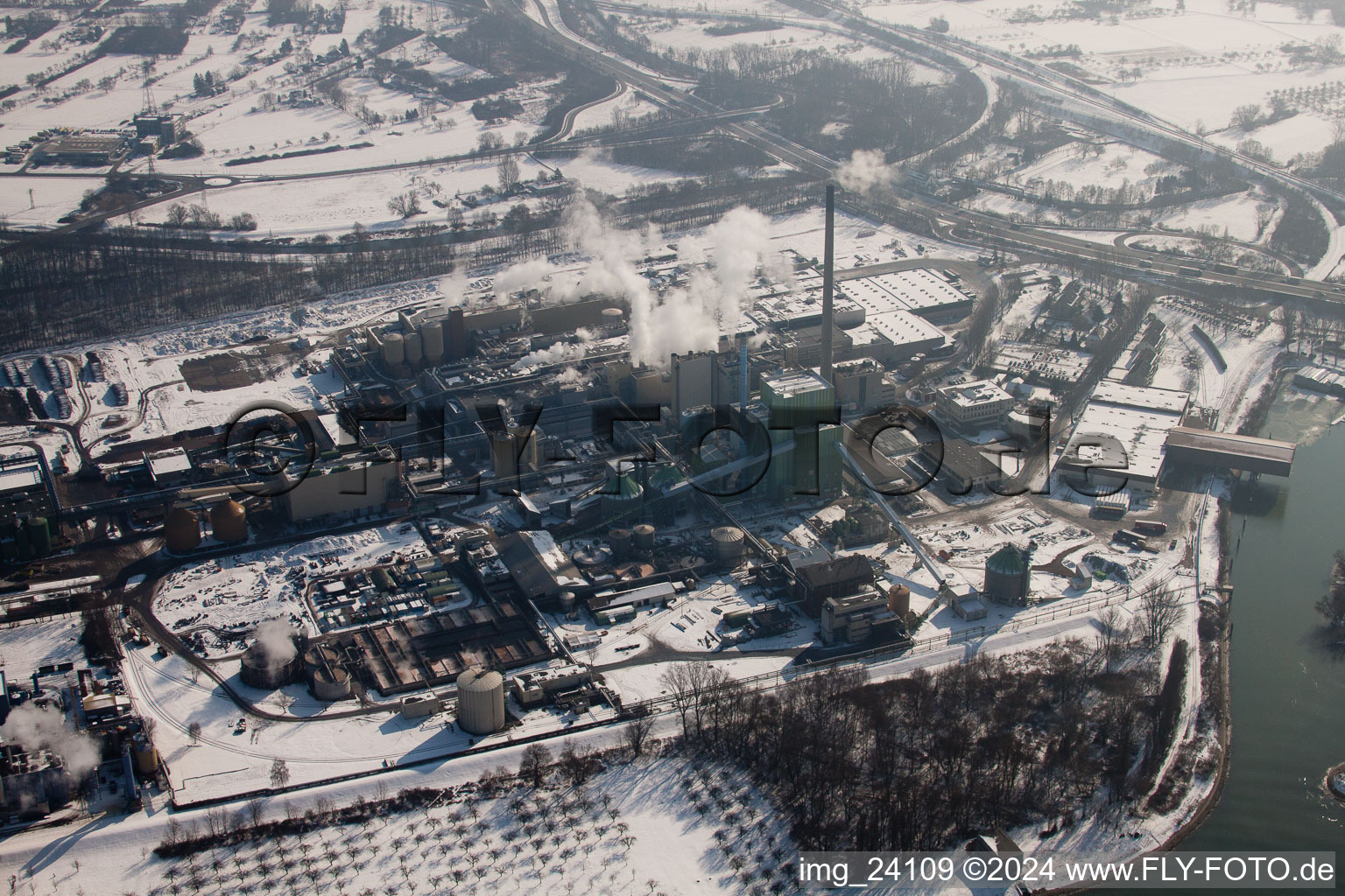 Vue aérienne de Maxau, usine de papier Stora Enso en hiver à le quartier Knielingen in Karlsruhe dans le département Bade-Wurtemberg, Allemagne