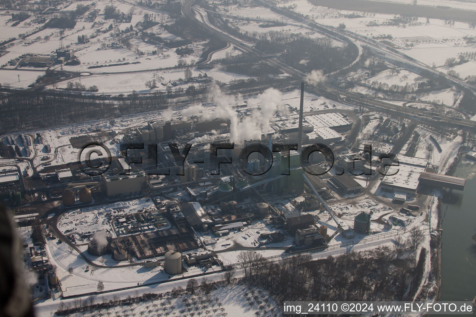 Vue aérienne de Maxau, usine de papier Stora Enso en hiver à le quartier Knielingen in Karlsruhe dans le département Bade-Wurtemberg, Allemagne