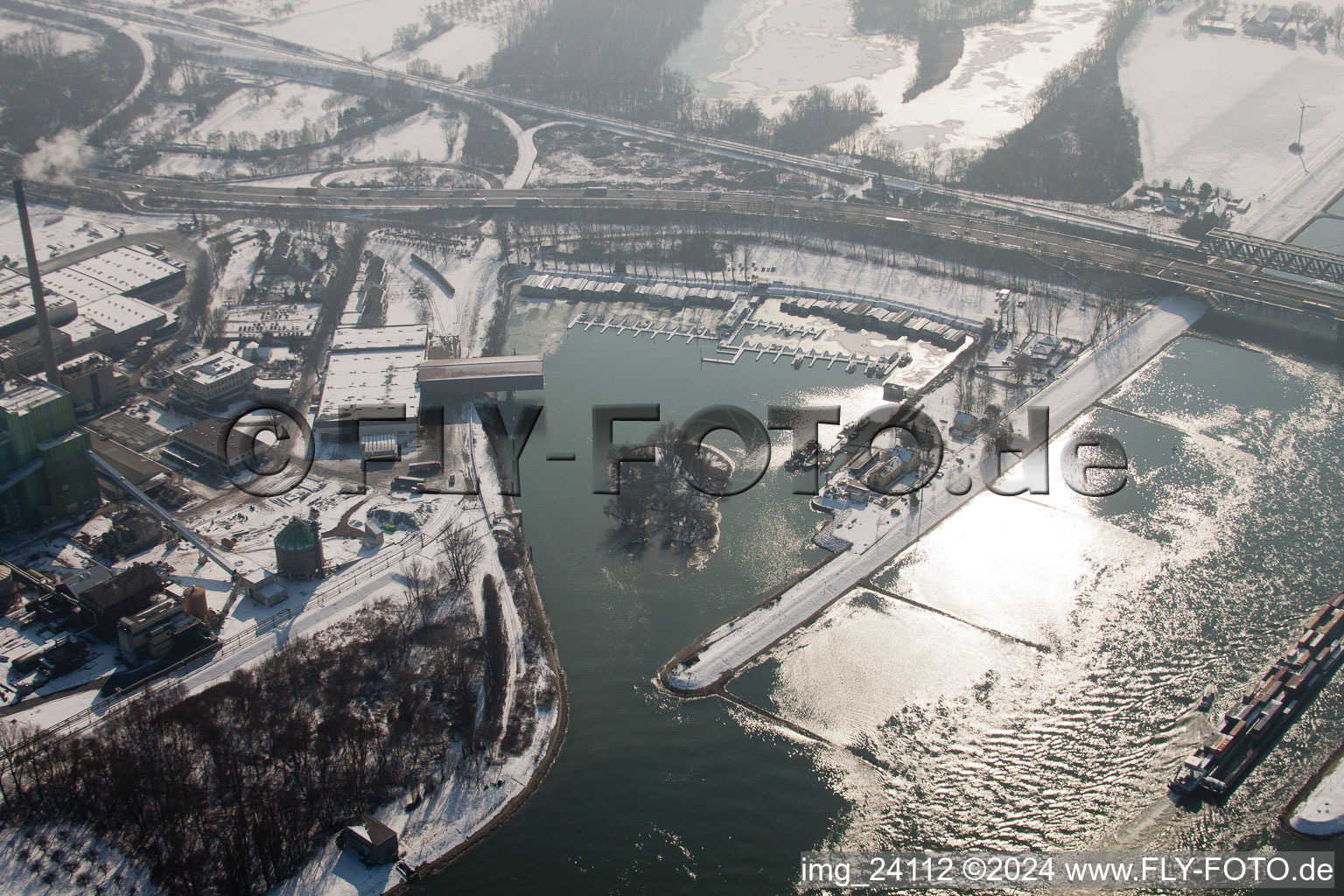 Vue aérienne de Marina en hiver à le quartier Knielingen in Karlsruhe dans le département Bade-Wurtemberg, Allemagne