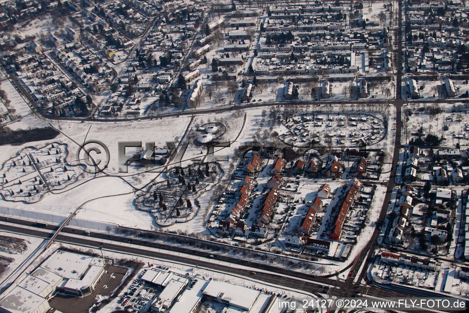 Quartier Knielingen in Karlsruhe dans le département Bade-Wurtemberg, Allemagne du point de vue du drone