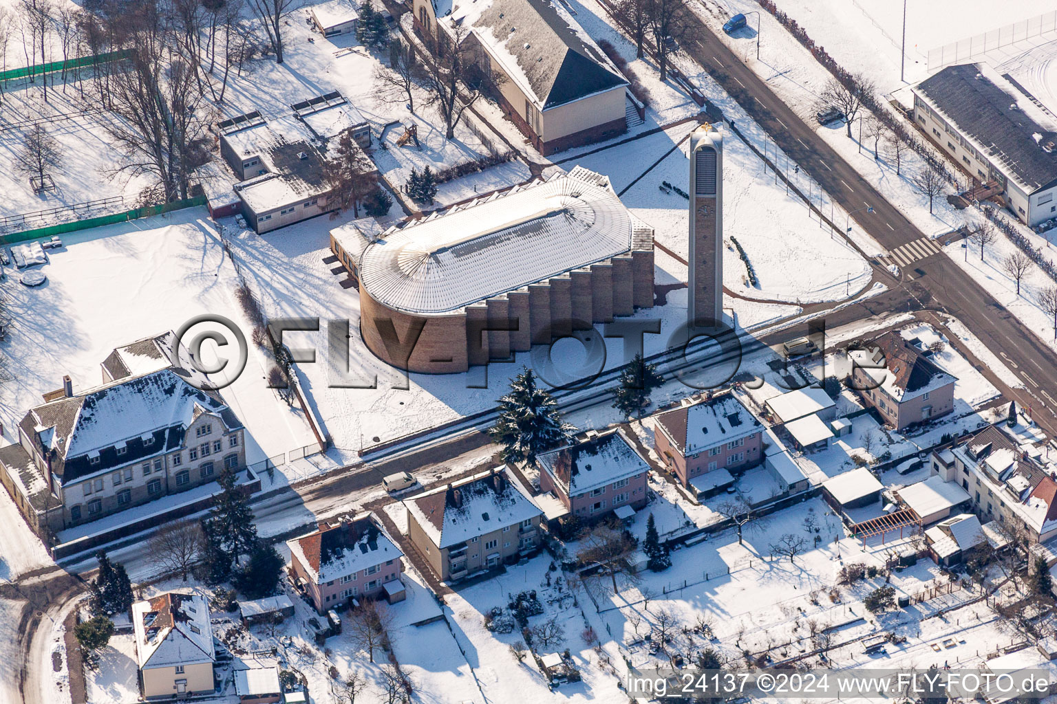 Vue aérienne de Clocher de l'église et toit de la tour enneigés en hiver à St. Konrad à le quartier Nordweststadt in Karlsruhe dans le département Bade-Wurtemberg, Allemagne