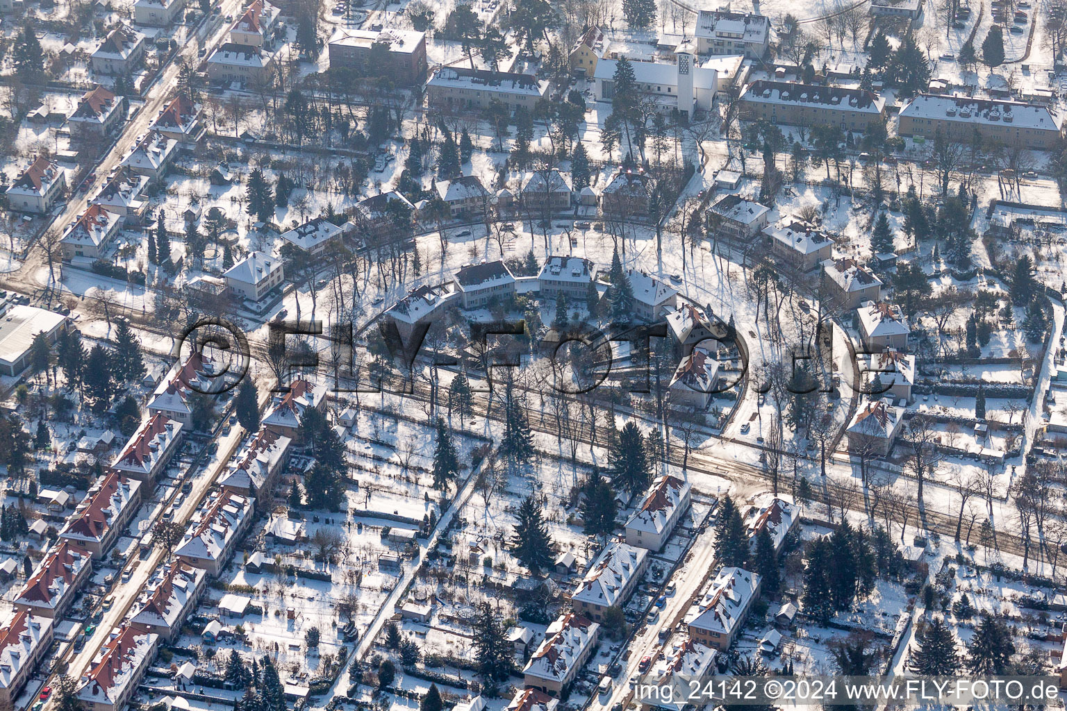 Vue aérienne de Hiver, quartier résidentiel enneigé d'un complexe d'immeubles sur l'anneau forestier semi-circulaire à le quartier Nordstadt in Karlsruhe dans le département Bade-Wurtemberg, Allemagne