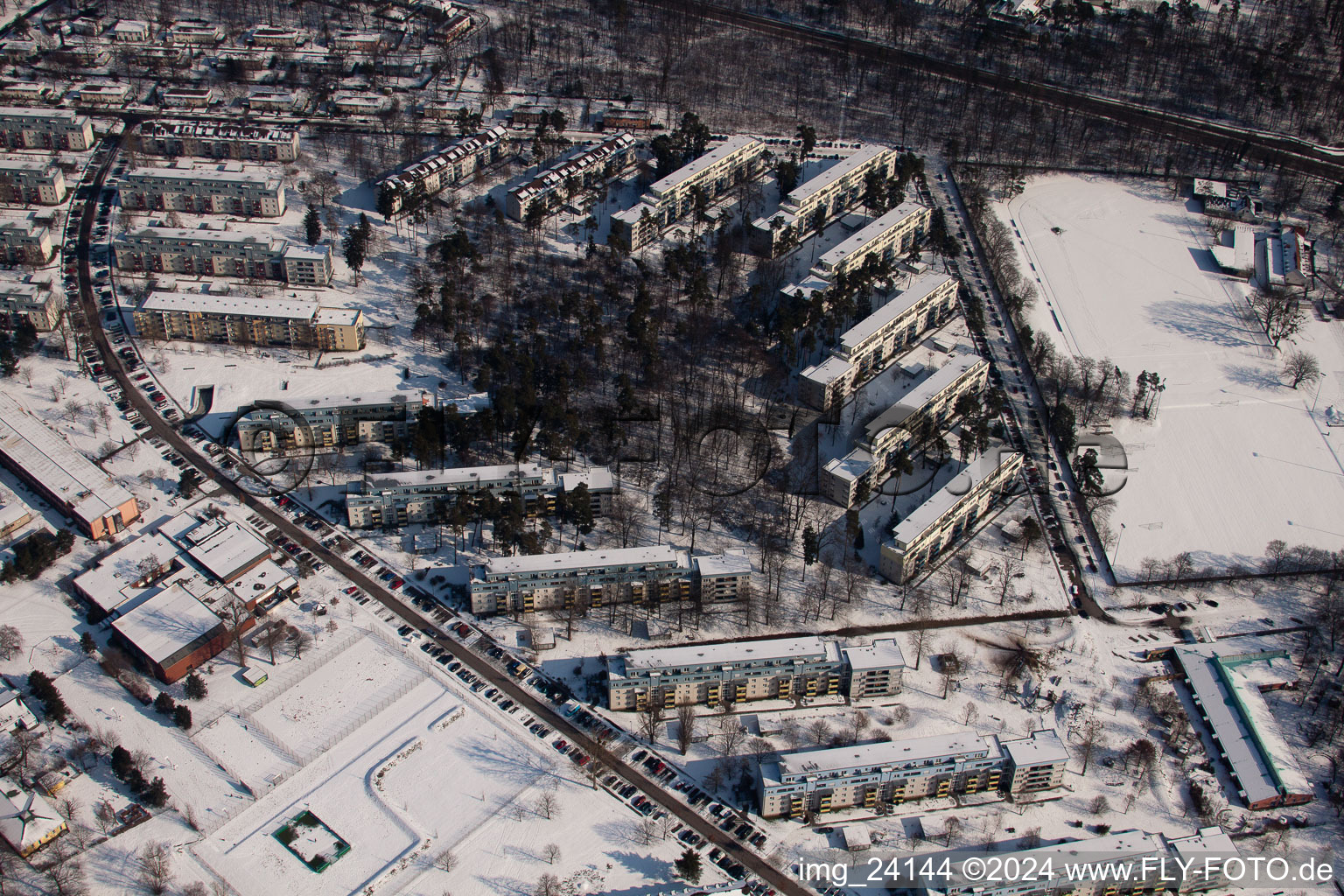 Vue aérienne de Allée du Tennessee en hiver avec de la neige à le quartier Nordstadt in Karlsruhe dans le département Bade-Wurtemberg, Allemagne