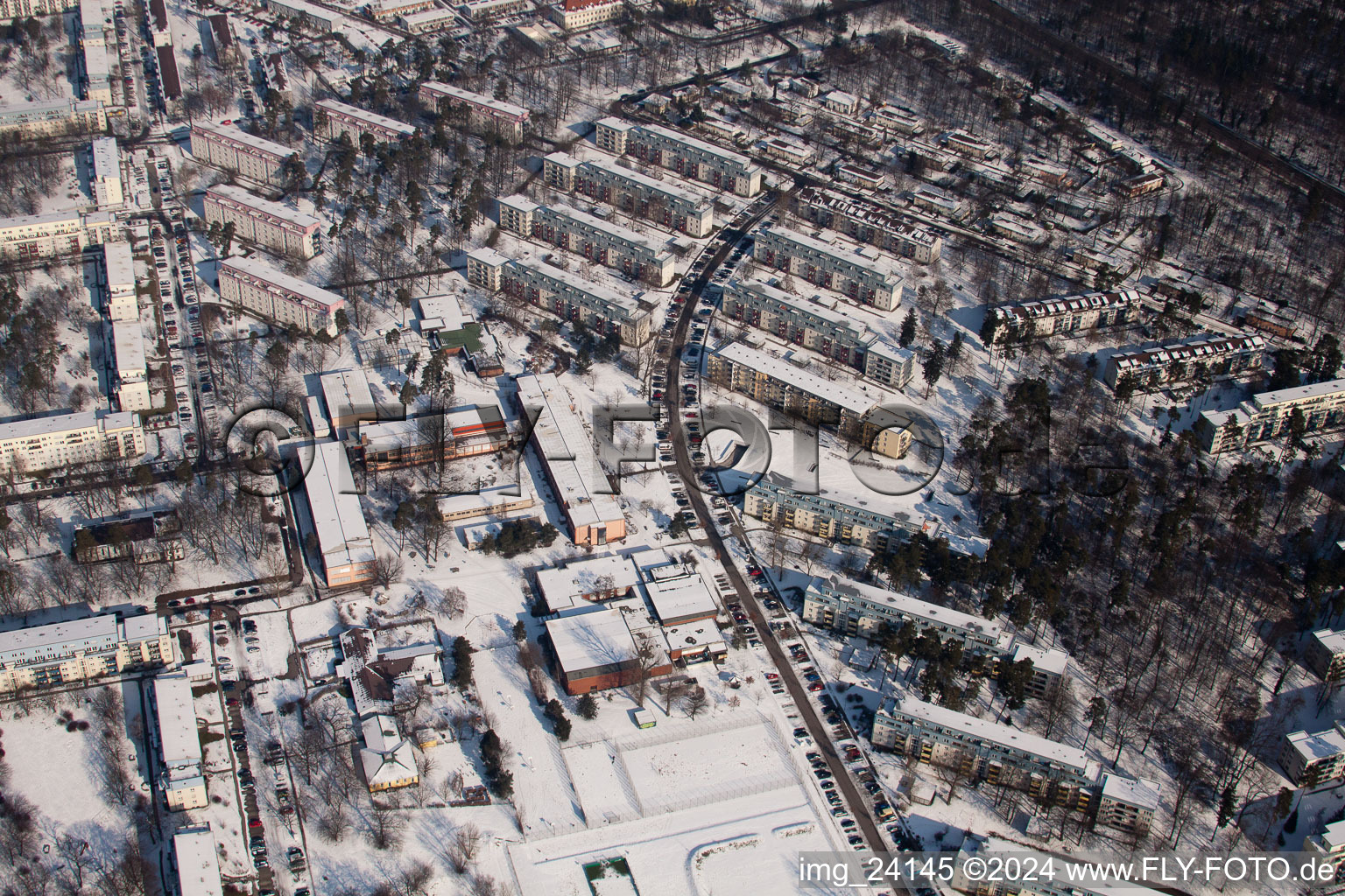 Vue aérienne de Allée du Tennessee en hiver avec de la neige à le quartier Nordstadt in Karlsruhe dans le département Bade-Wurtemberg, Allemagne