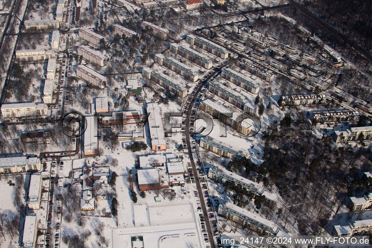 Vue oblique de Allée du Tennessee en hiver avec de la neige à le quartier Nordstadt in Karlsruhe dans le département Bade-Wurtemberg, Allemagne