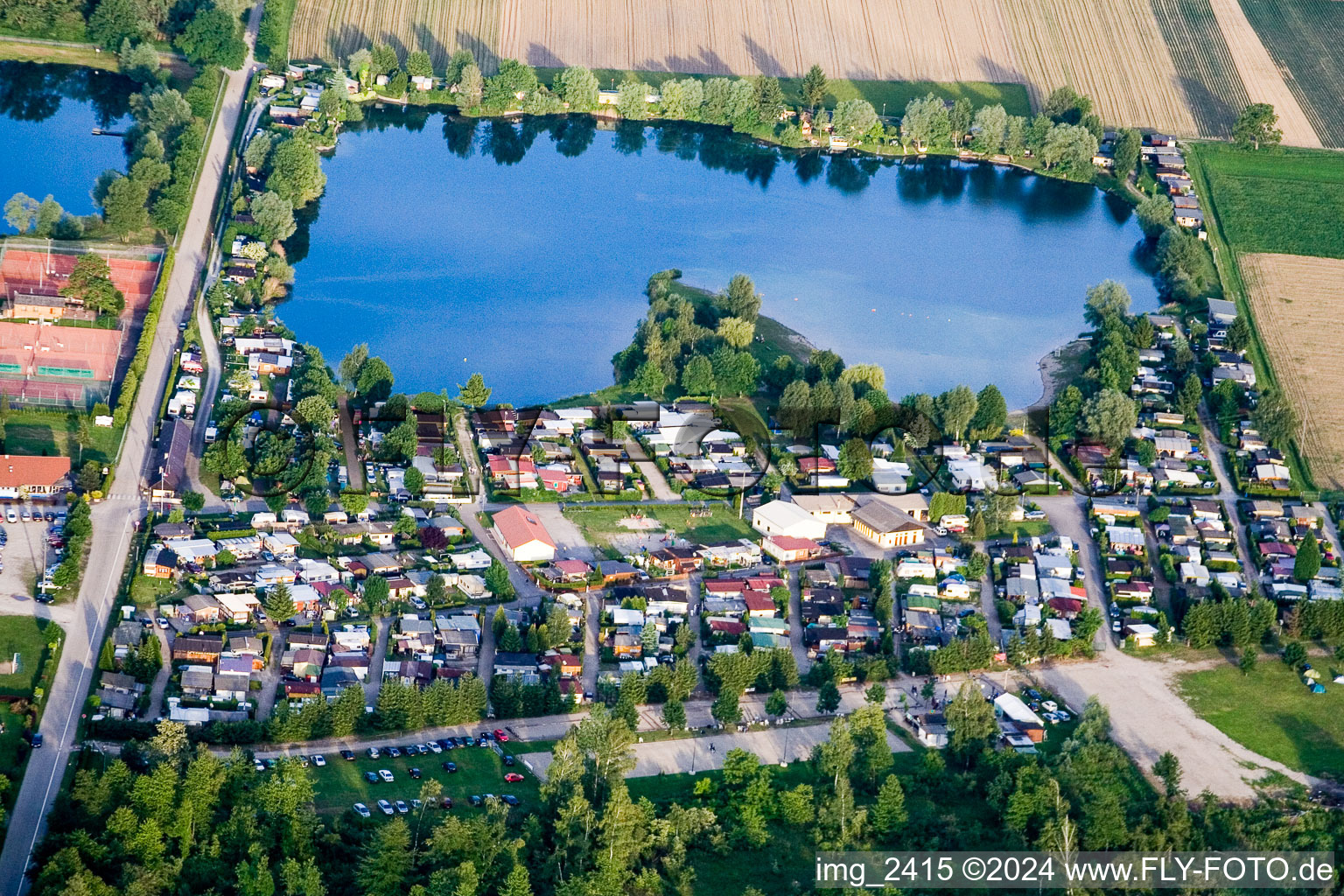 Vue aérienne de Complexe de maisons de vacances Chatelets du Lac au bord du lac à Beinheim dans le département Bas Rhin, France