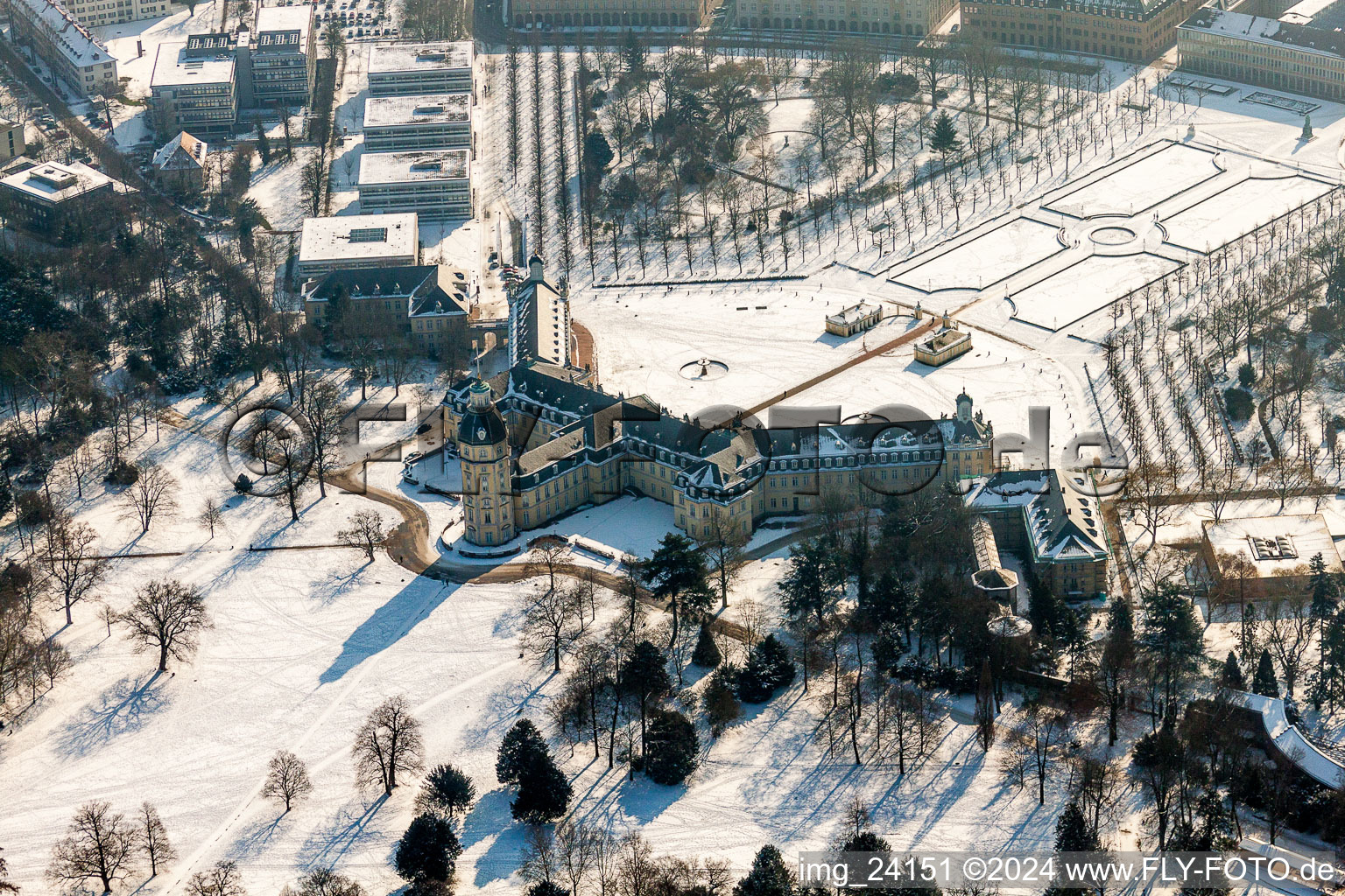 Vue aérienne de Parc du château enneigé en hiver du château Karlsruhe à le quartier Innenstadt-West in Karlsruhe dans le département Bade-Wurtemberg, Allemagne