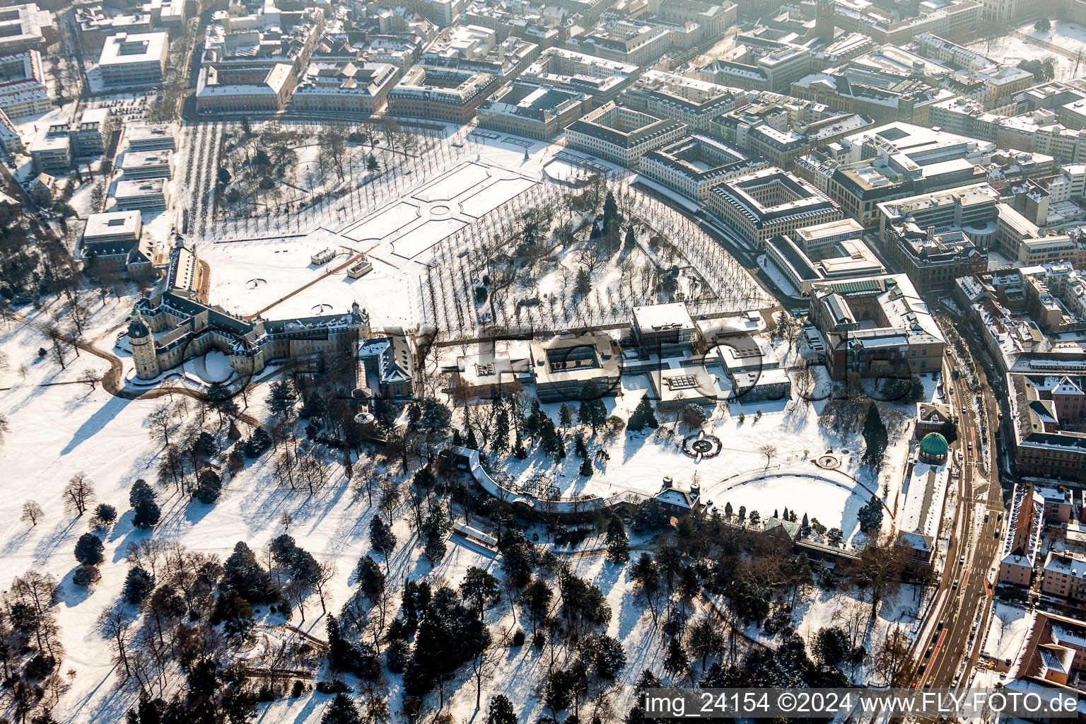 Vue aérienne de Parc du château enneigé en hiver du château Karlsruhe à le quartier Innenstadt-West in Karlsruhe dans le département Bade-Wurtemberg, Allemagne