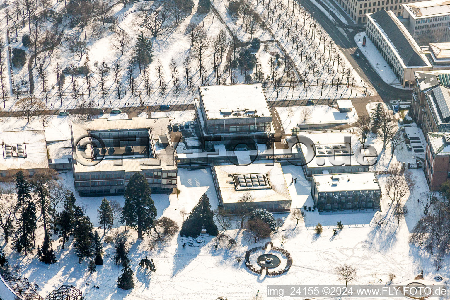 Vue aérienne de Complexe judiciaire enneigé en hiver de la Cour constitutionnelle fédérale dans le parc du château de Karlsruhe à le quartier Innenstadt-West in Karlsruhe dans le département Bade-Wurtemberg, Allemagne