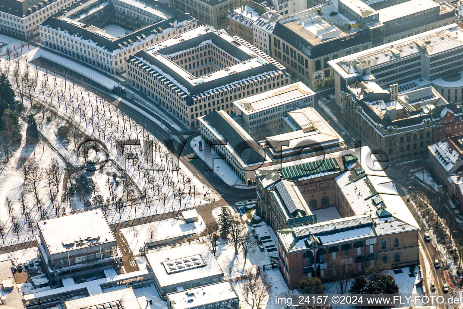 Vue aérienne de Vue aérienne hivernale du complexe judiciaire de la Cour constitutionnelle fédérale dans le parc du château et du tribunal de district au cercle de Karlsruhe à le quartier Innenstadt-West in Karlsruhe dans le département Bade-Wurtemberg, Allemagne