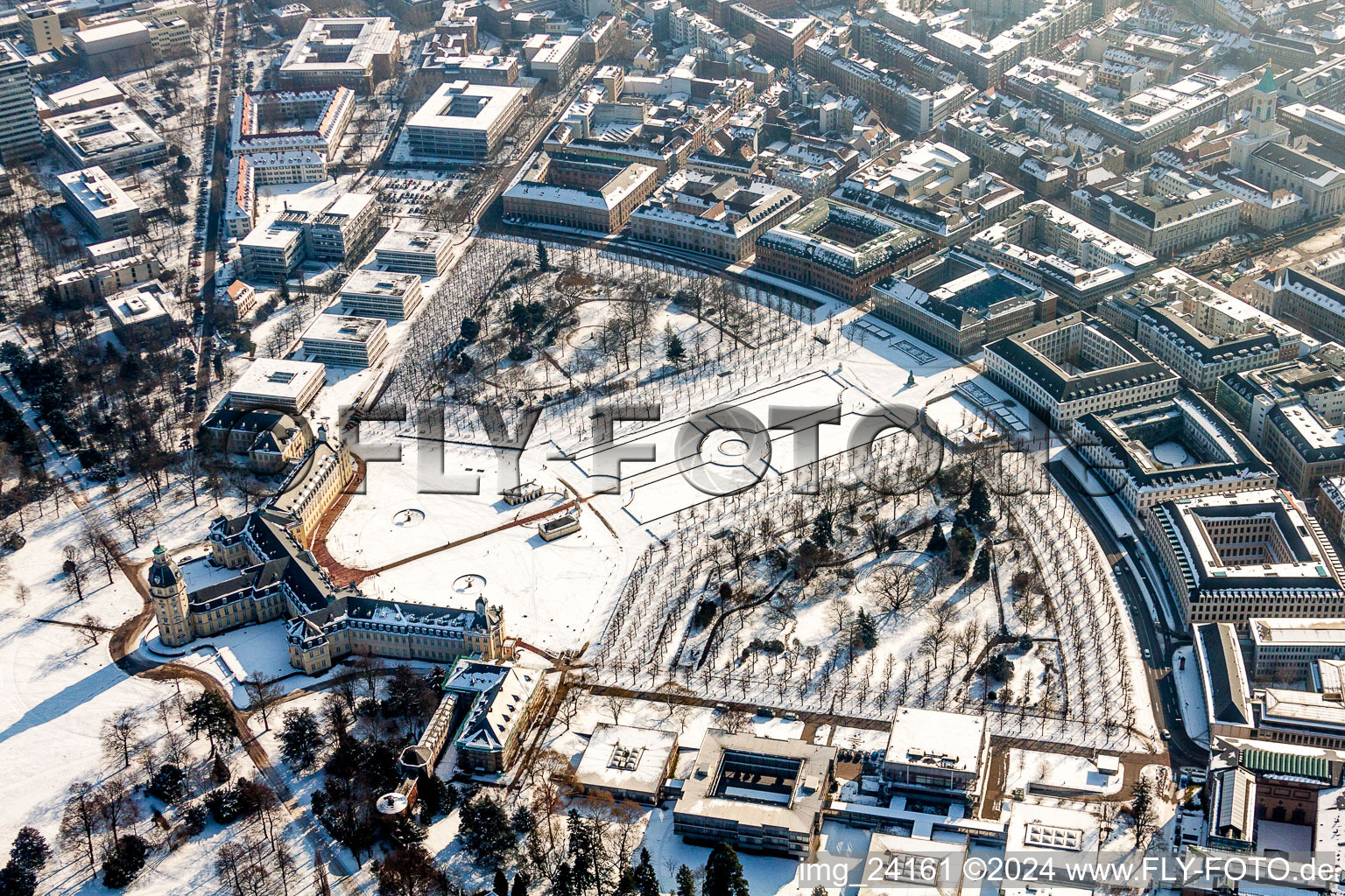 Photographie aérienne de Parc du château enneigé en hiver du château Karlsruhe à le quartier Innenstadt-West in Karlsruhe dans le département Bade-Wurtemberg, Allemagne