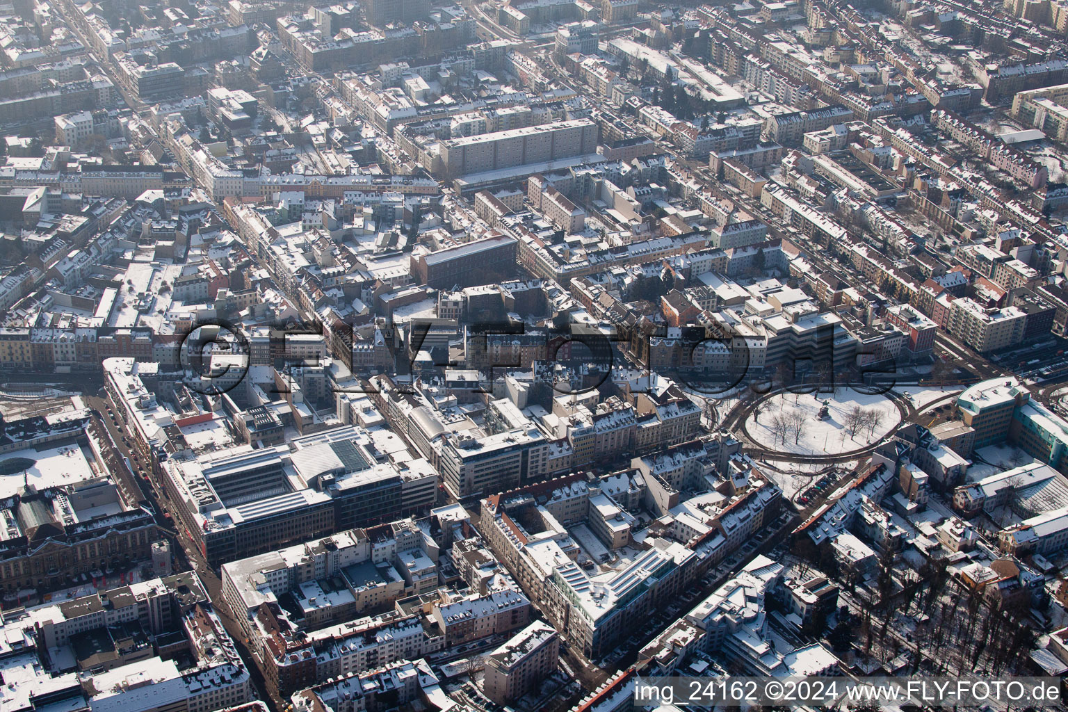 Vue aérienne de Porte de Mühlburg à le quartier Innenstadt-West in Karlsruhe dans le département Bade-Wurtemberg, Allemagne