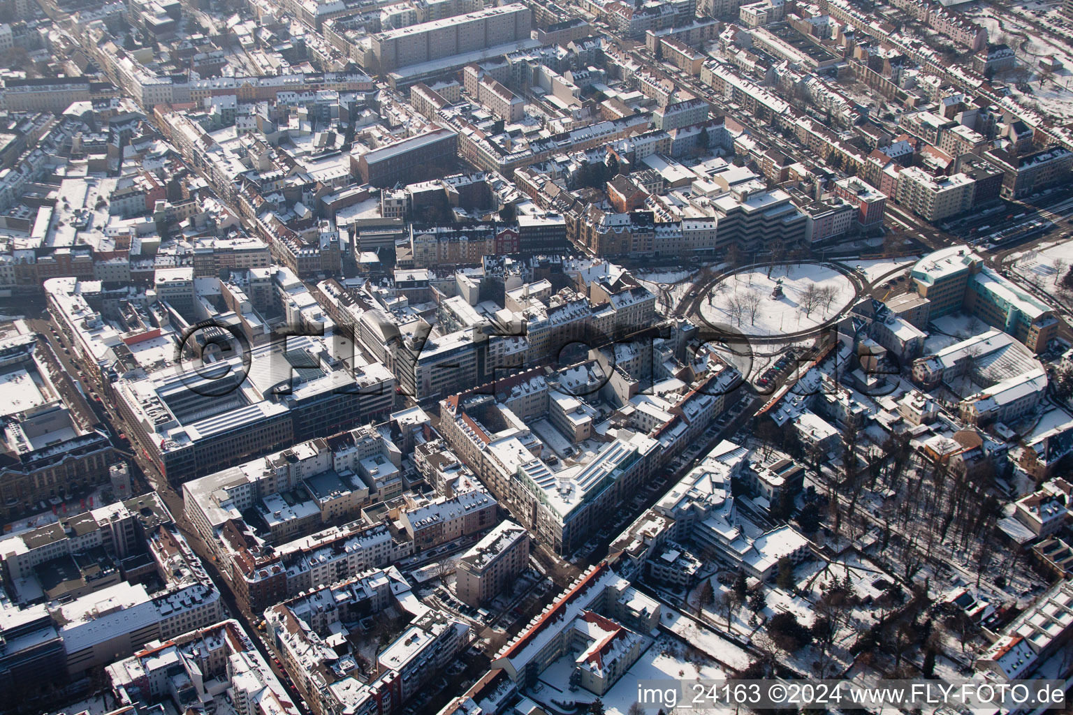 Vue aérienne de Porte de Mühlburg à le quartier Innenstadt-West in Karlsruhe dans le département Bade-Wurtemberg, Allemagne